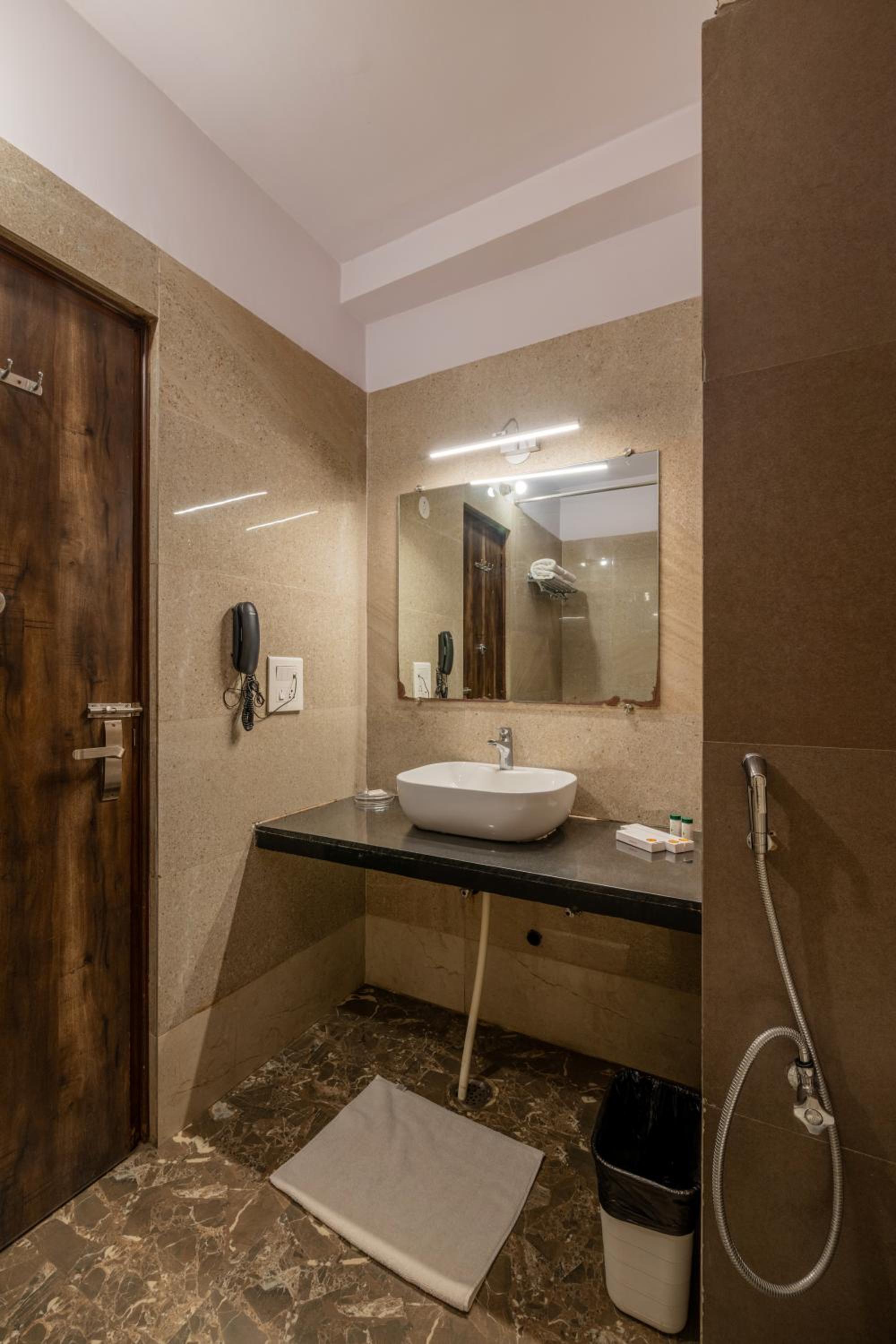 Deluxe King Room - Photo 4