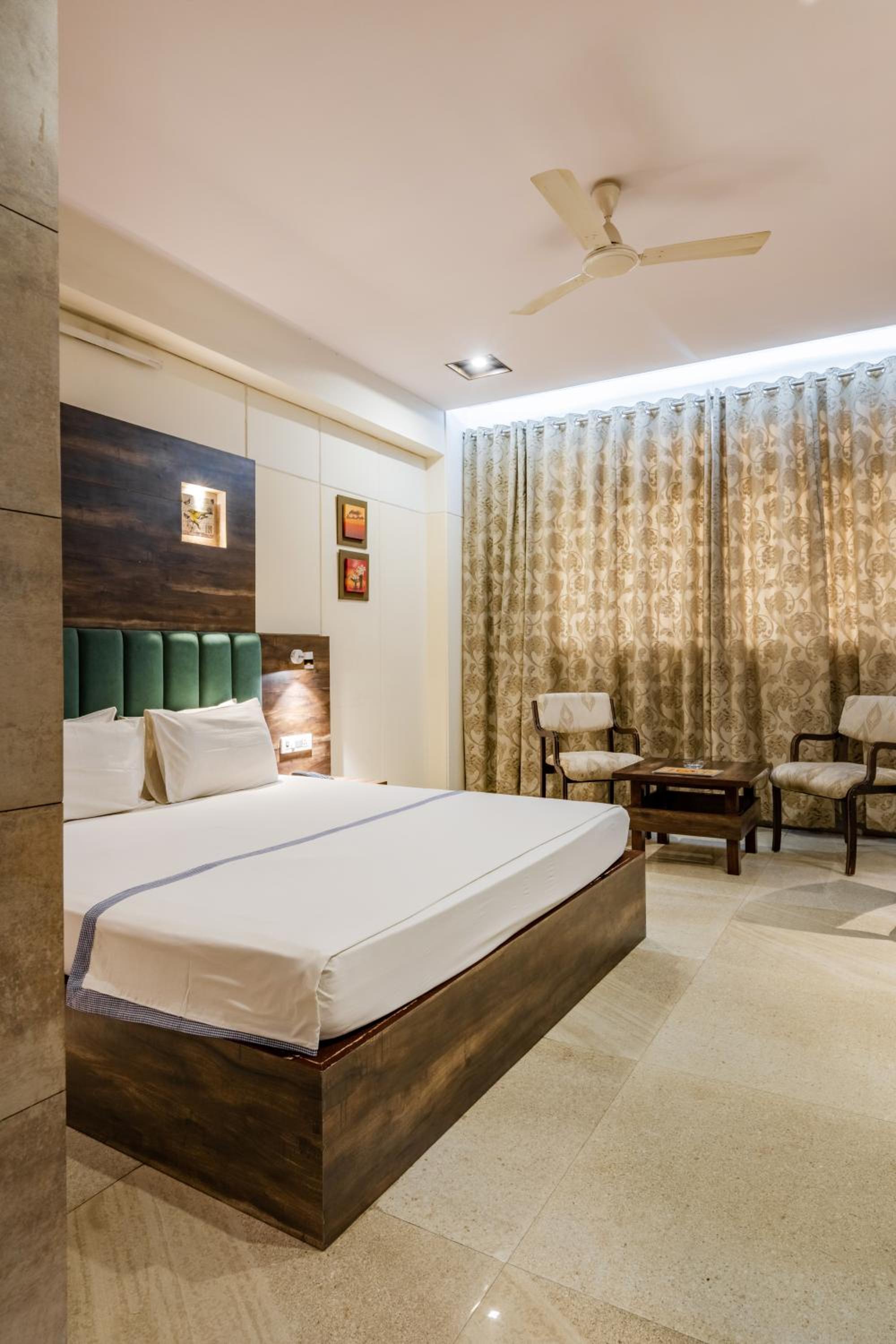 Deluxe King Room - Photo 6