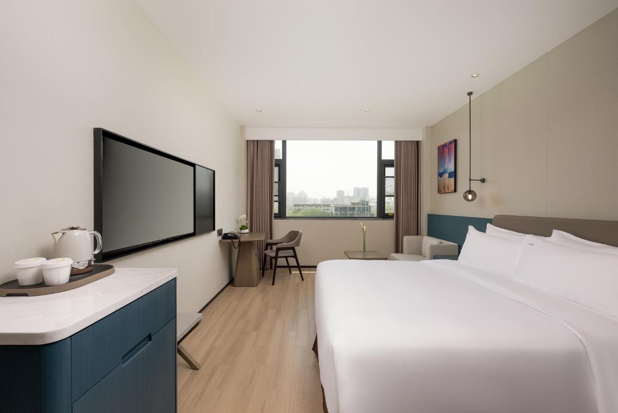 Standard King Room - East Wing - Photo 2