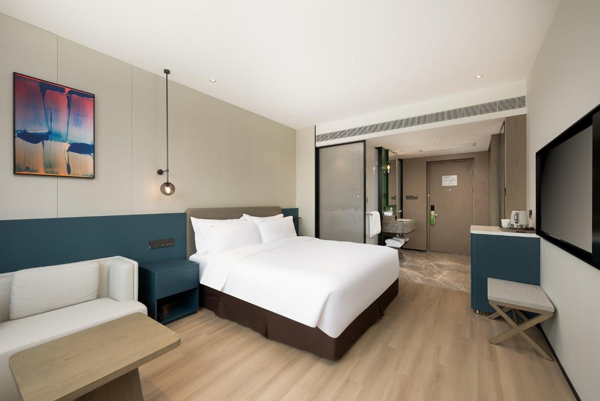 Standard King Room - East Wing - Photo 4