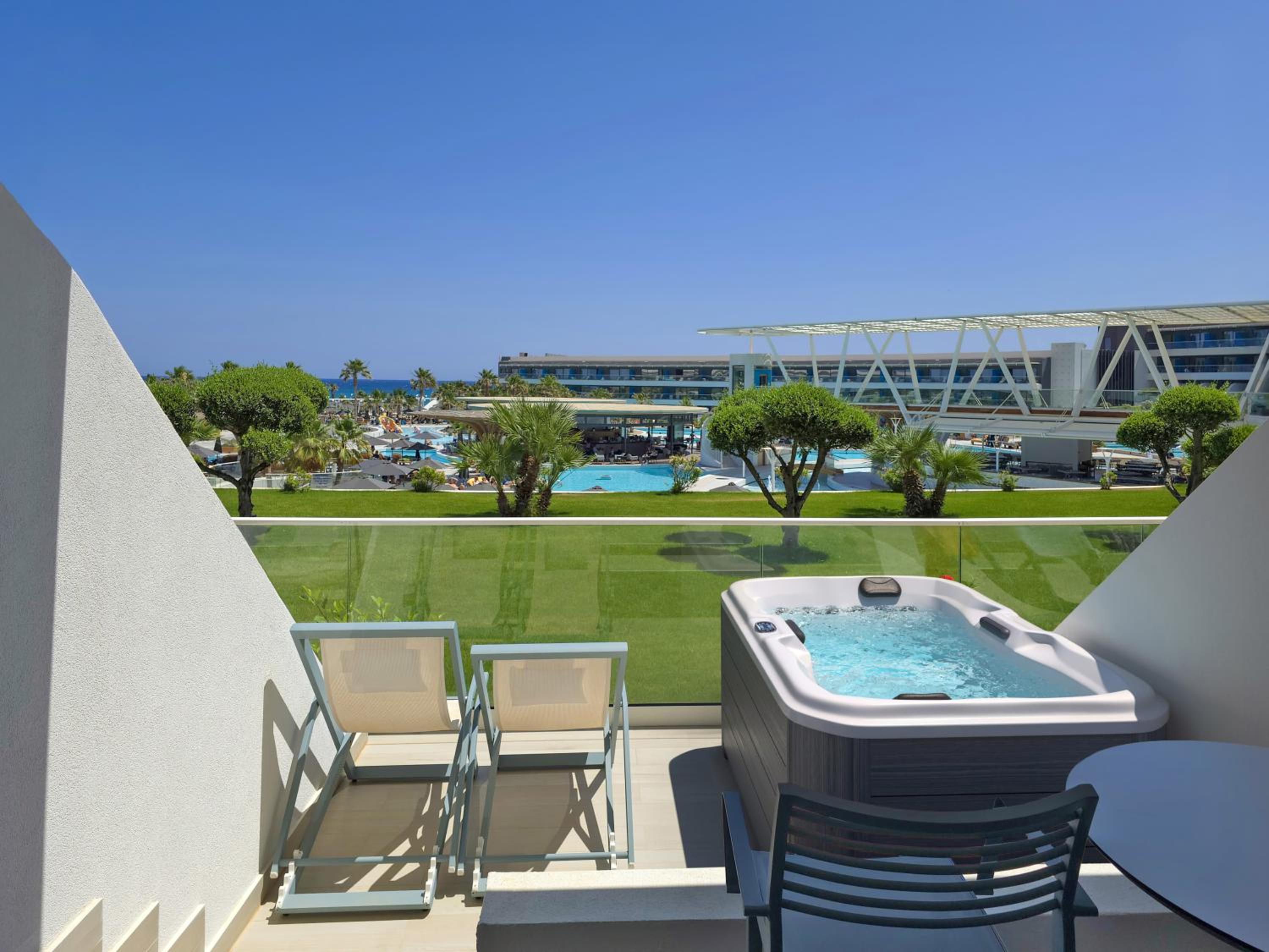 Superior Exclusive Pool or Sea View with Jacuzzi - Photo 6