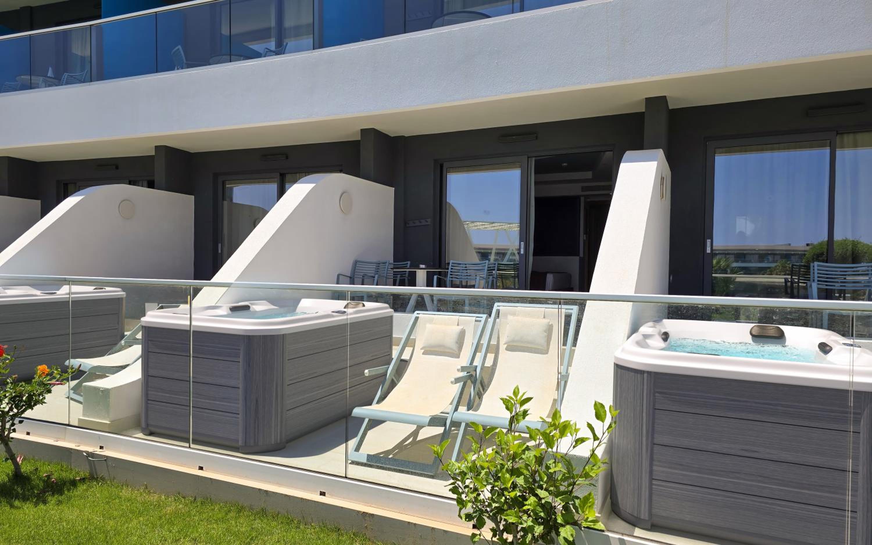 Superior Exclusive Pool or Sea View with Jacuzzi - Photo 5