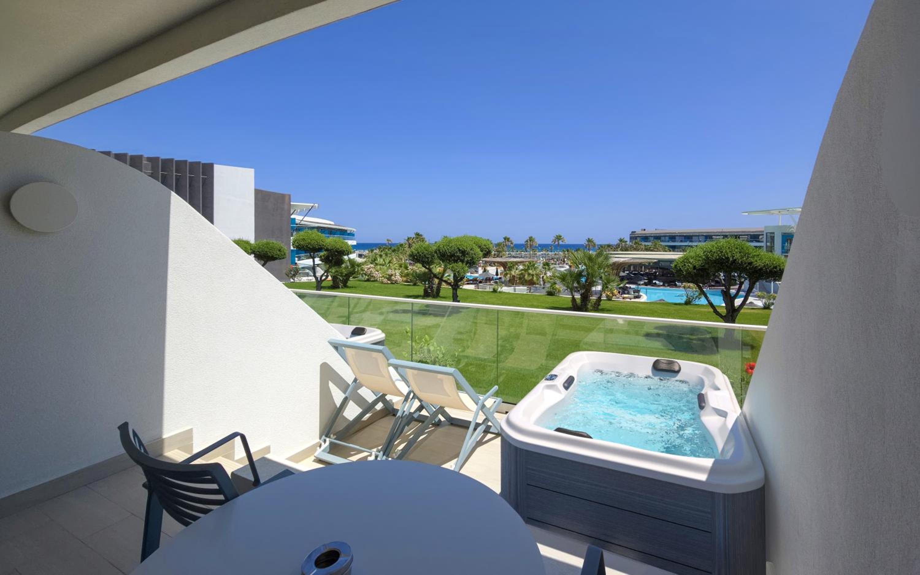 Superior Exclusive Pool or Sea View with Jacuzzi - Photo 4