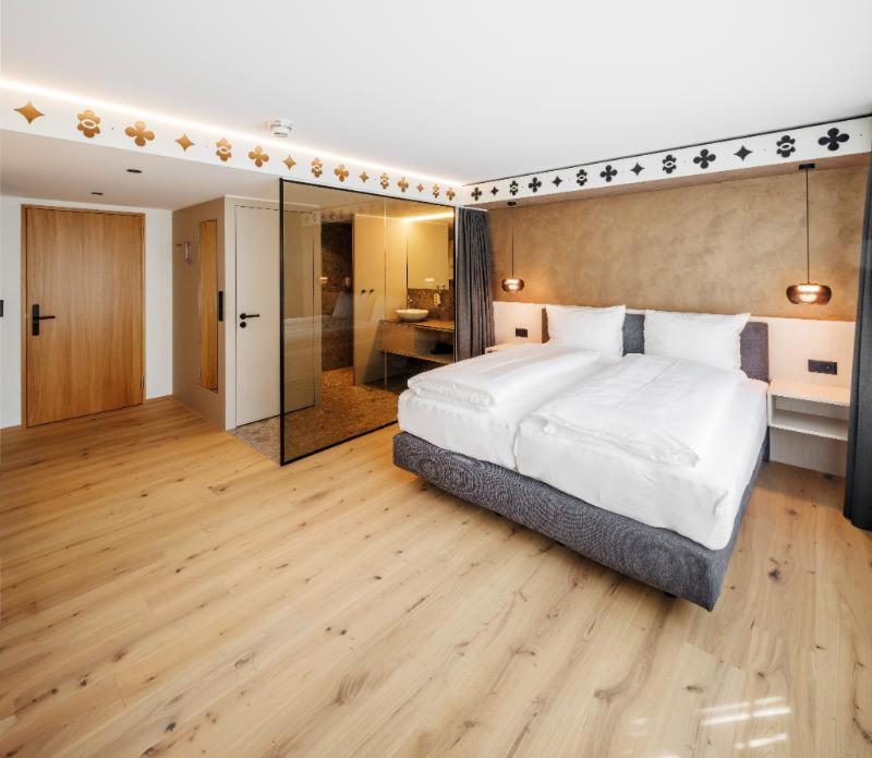 Deluxe Double Room with Shower photo 2