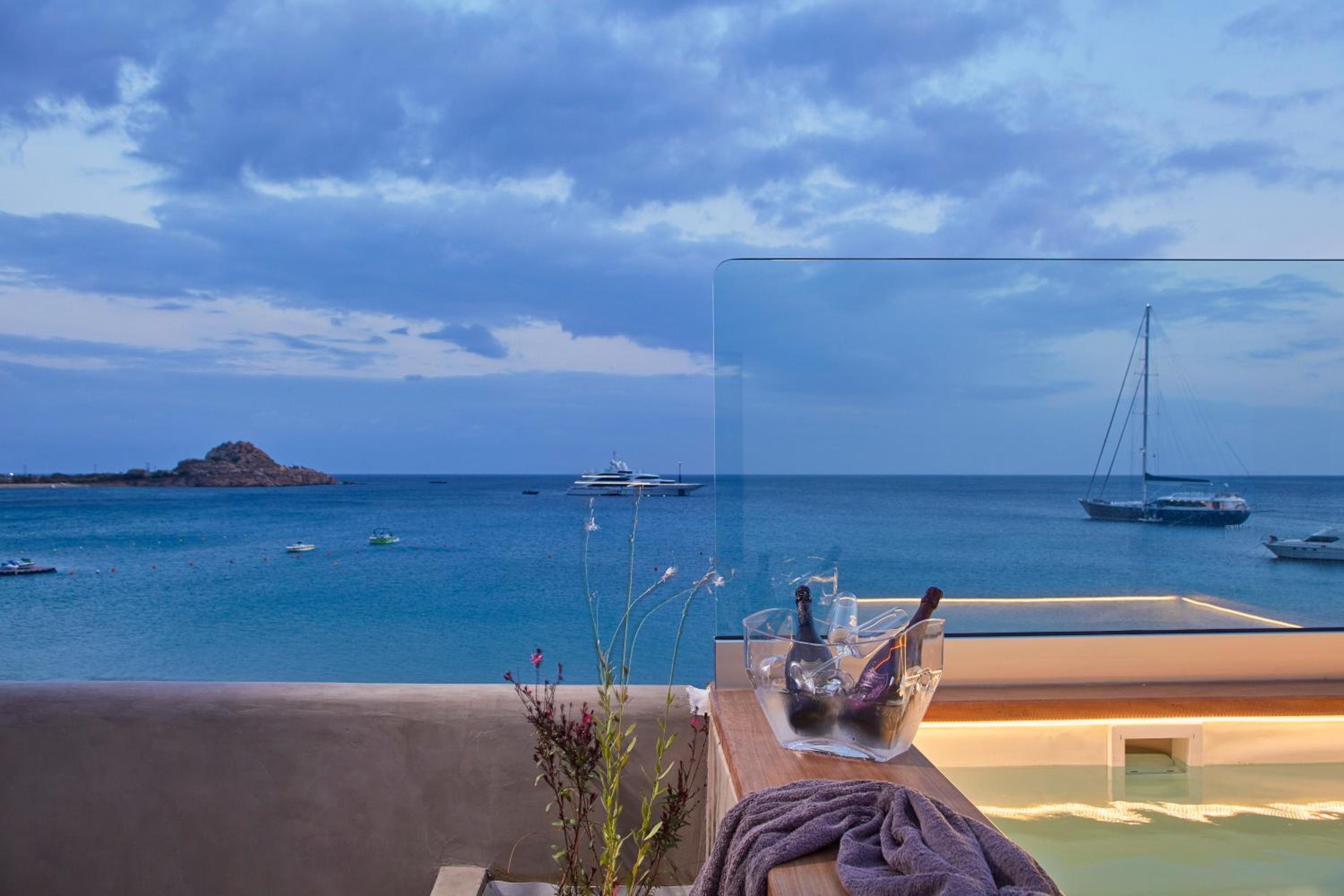 Deluxe Suite with Jetted Tub and Sea View - Photo 8