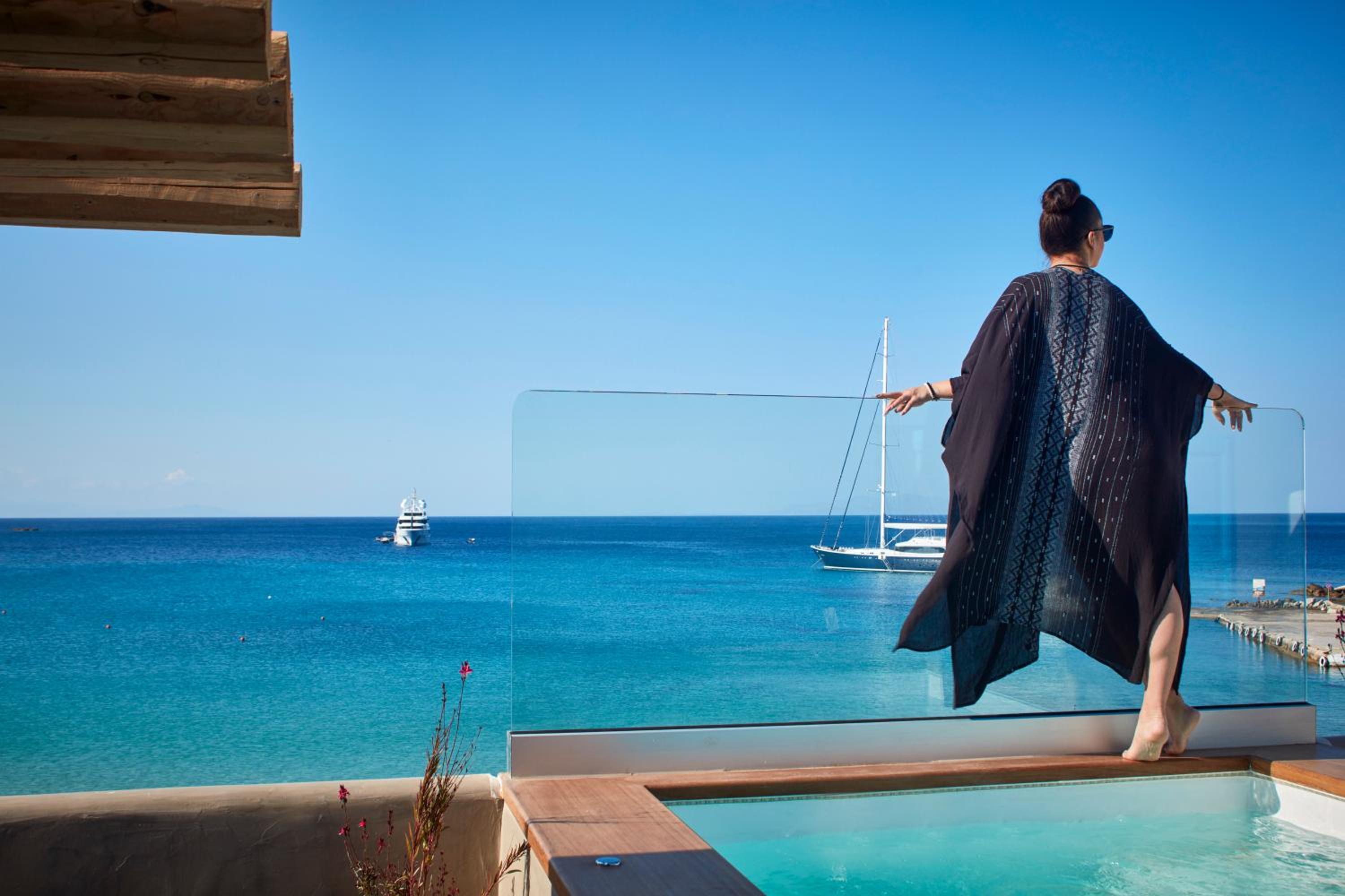 Deluxe Suite with Jetted Tub and Sea View - Photo 11