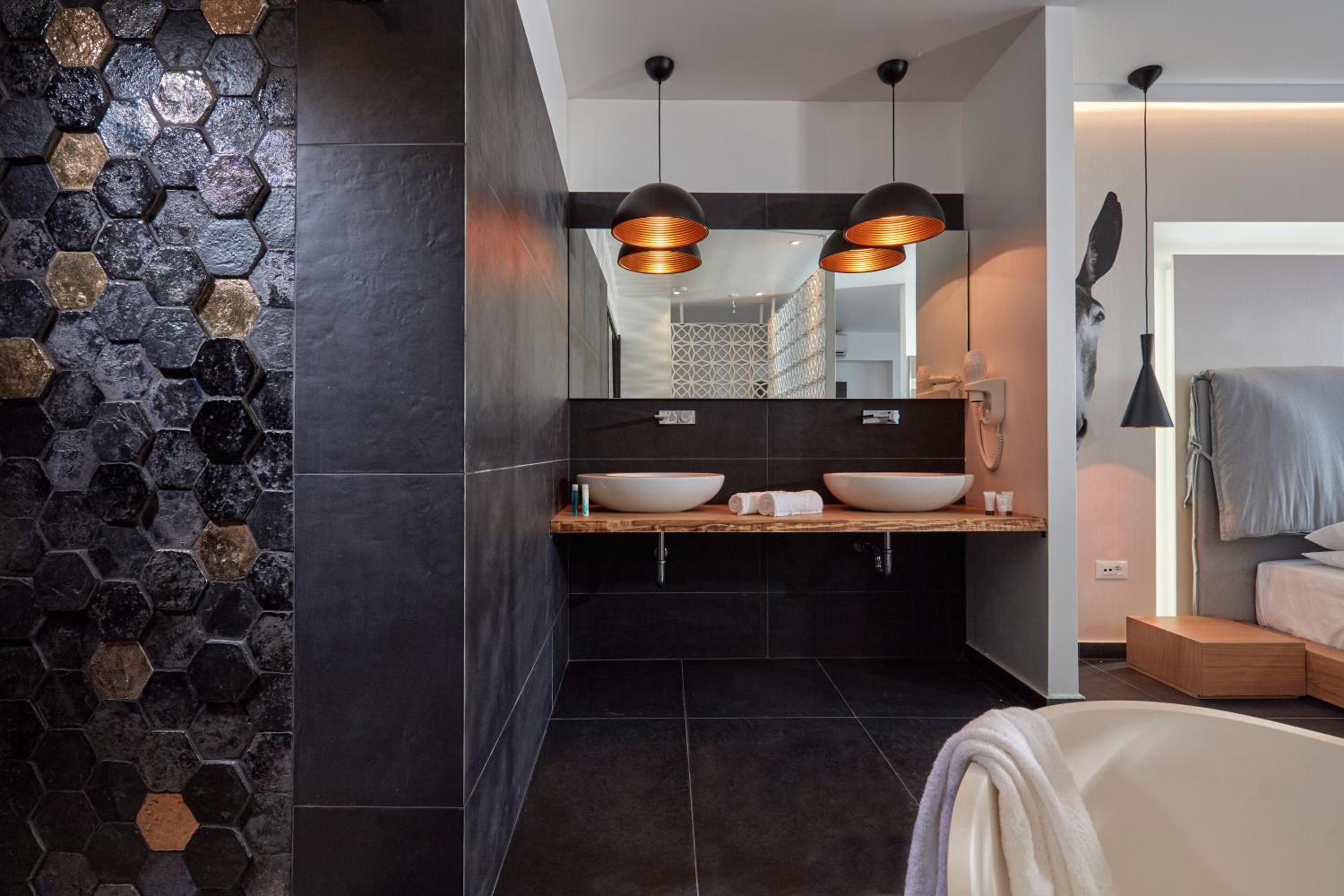 Deluxe Suite with Jetted Tub and Sea View - Photo 2