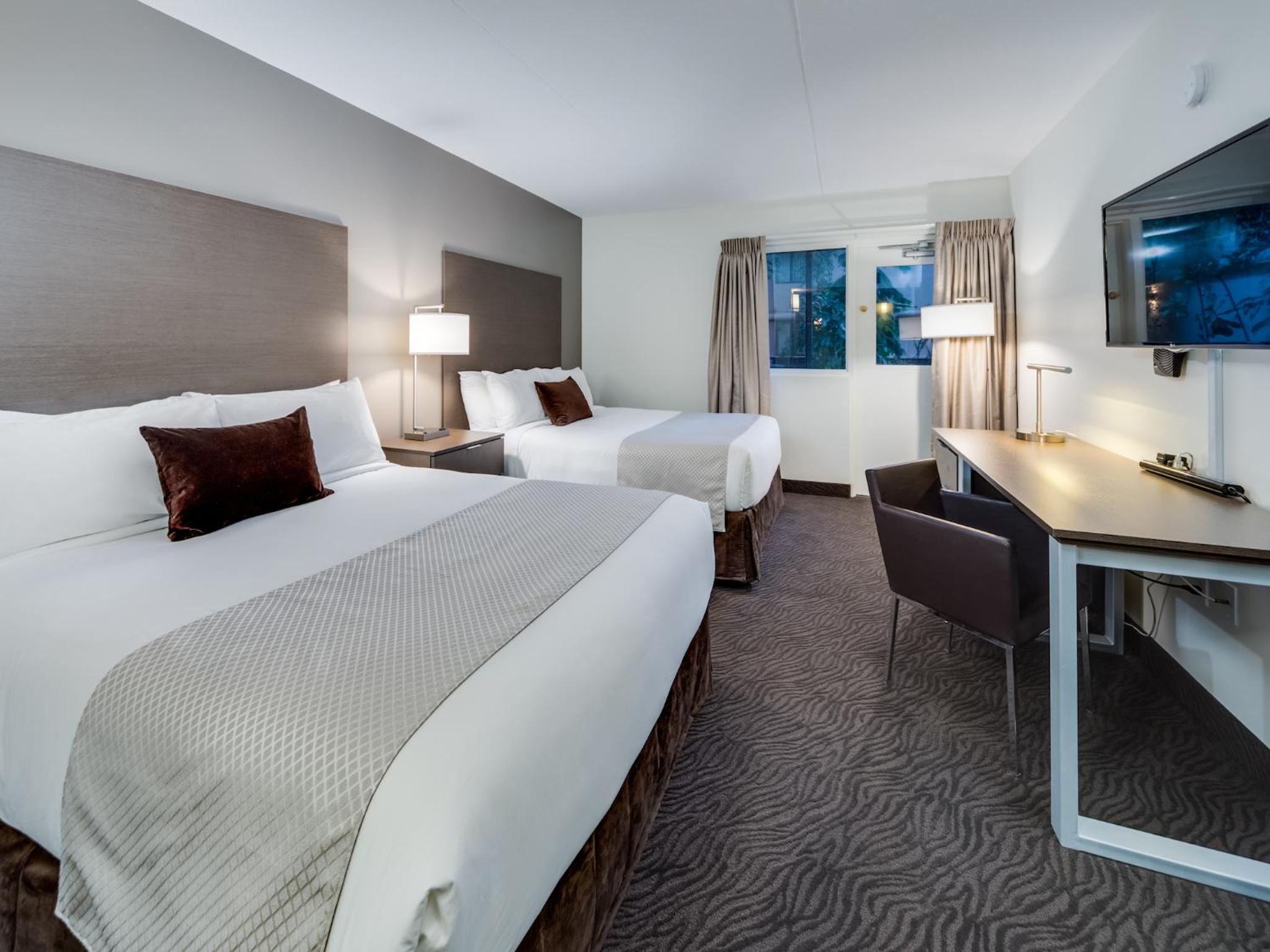 Premier Queen Room with Two Queen Beds photo 3