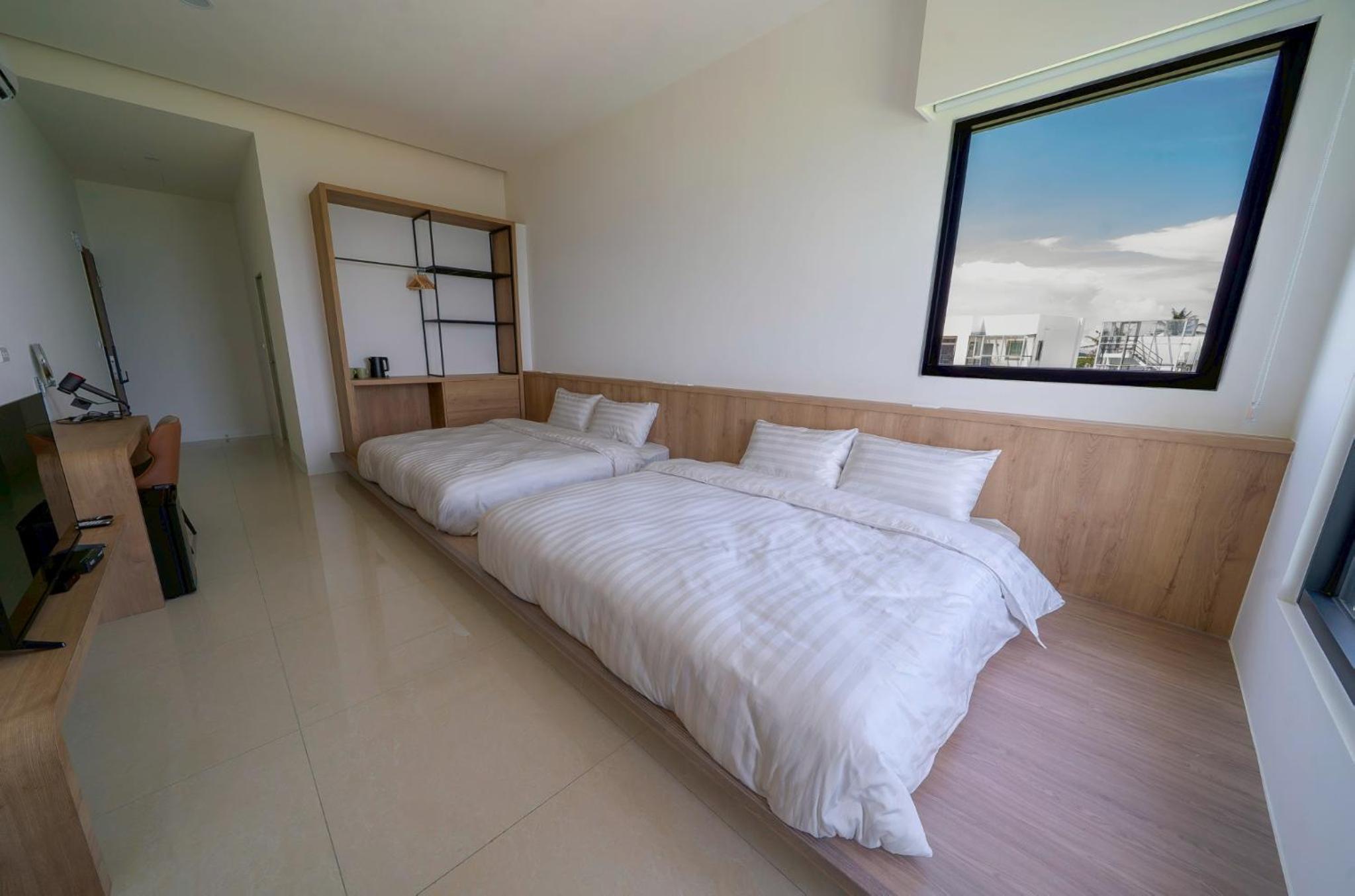 Deluxe Queen Room with Two Queen Beds photo 3