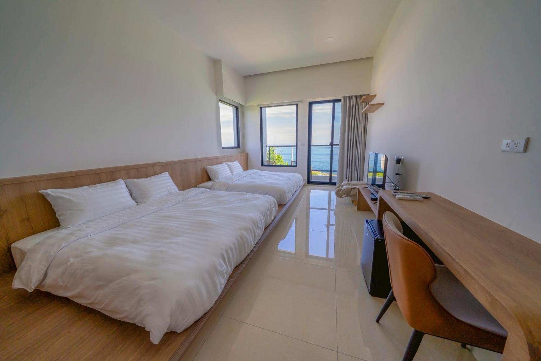 Deluxe Queen Room with Two Queen Beds photo 2