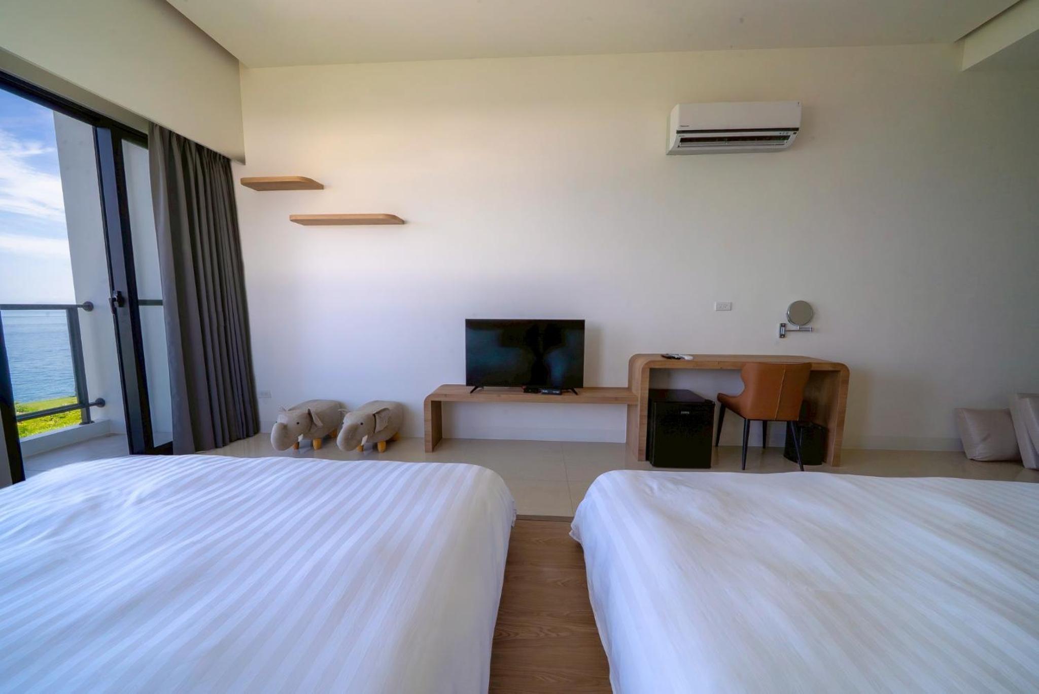 Deluxe Queen Room with Two Queen Beds photo 1