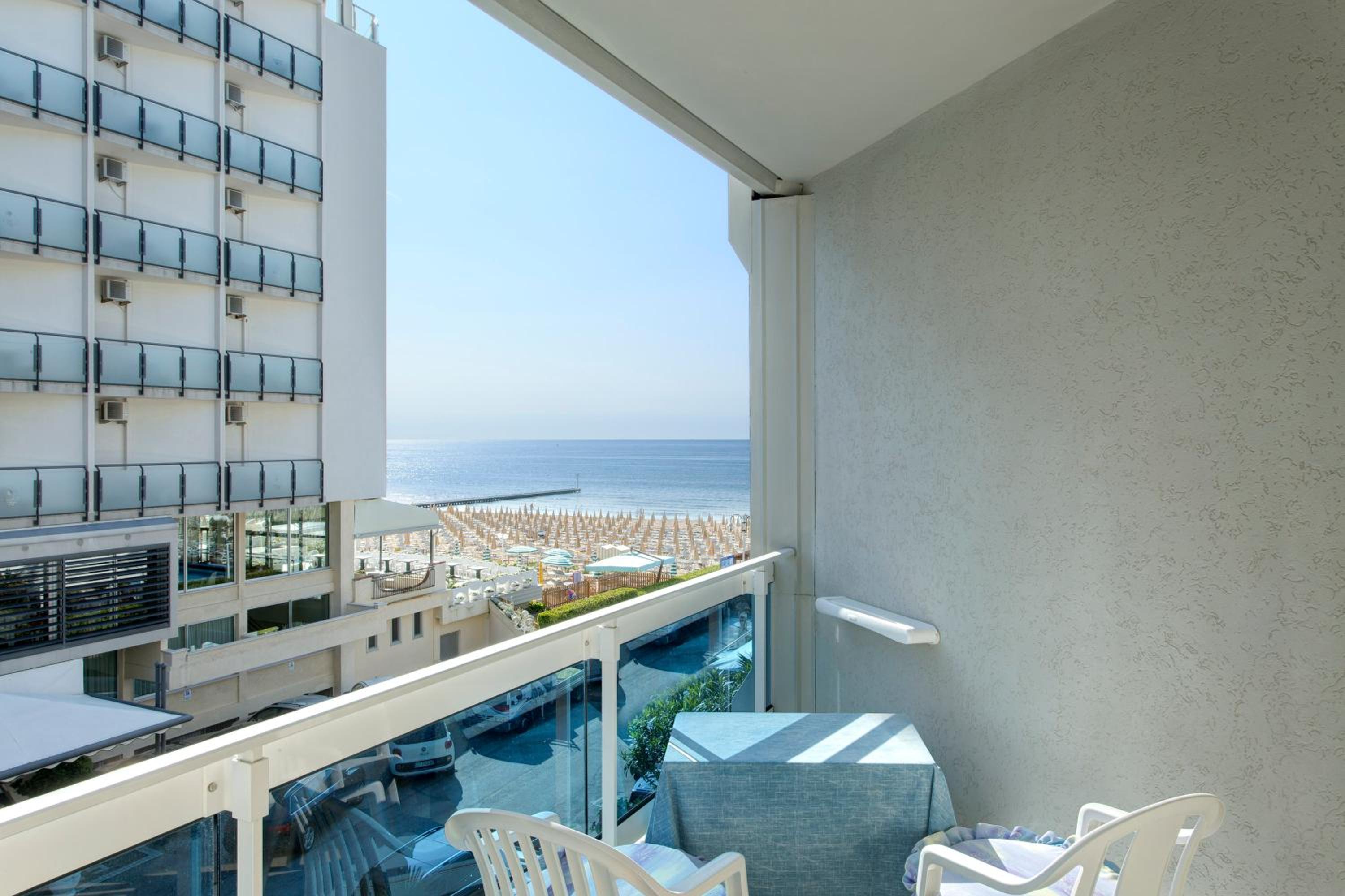 Double Room with Partial Sea View - Photo 2