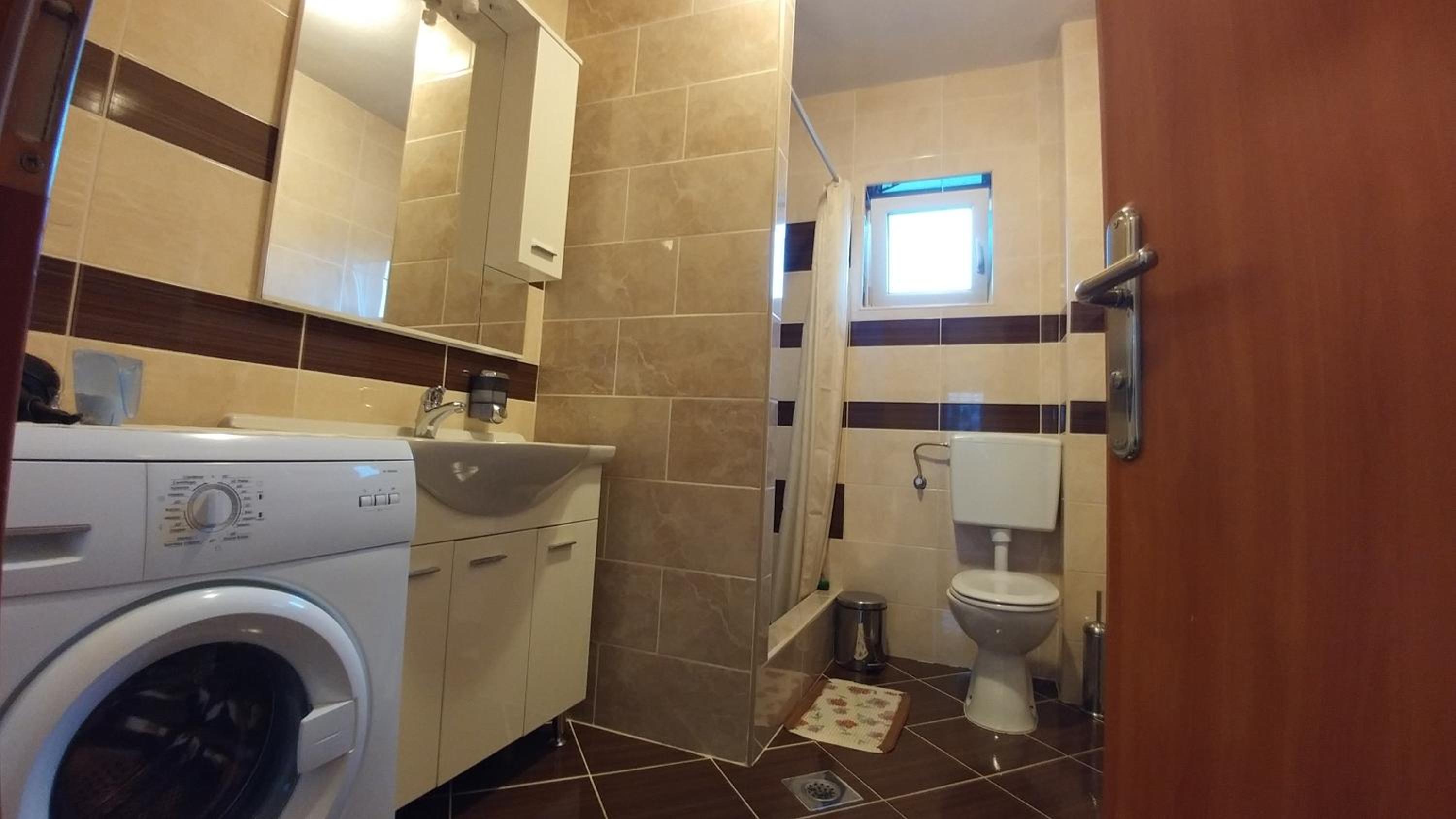 One-Bedroom Apartment - Photo 2