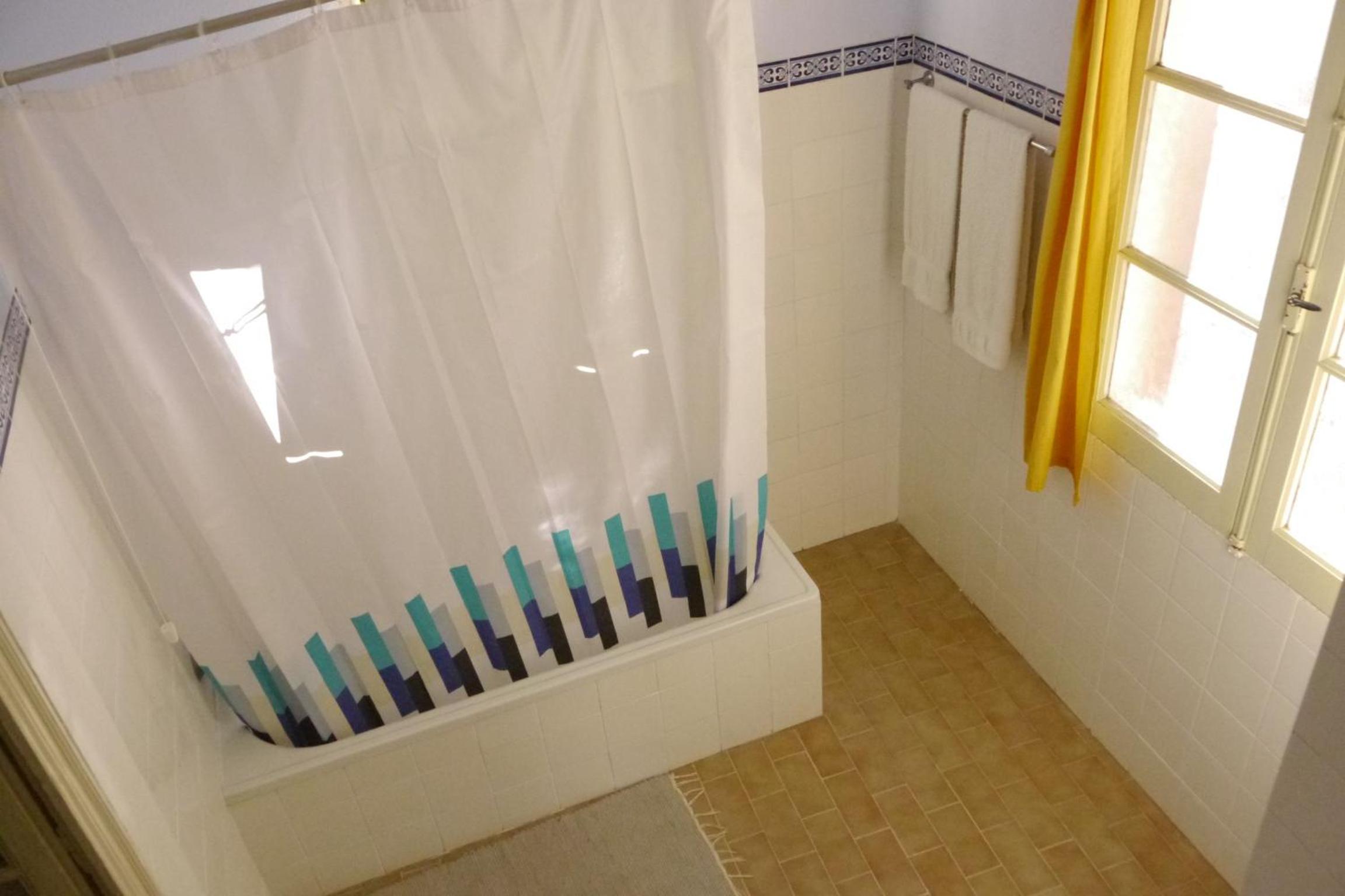 Family Room with Private Bathroom - Photo 4