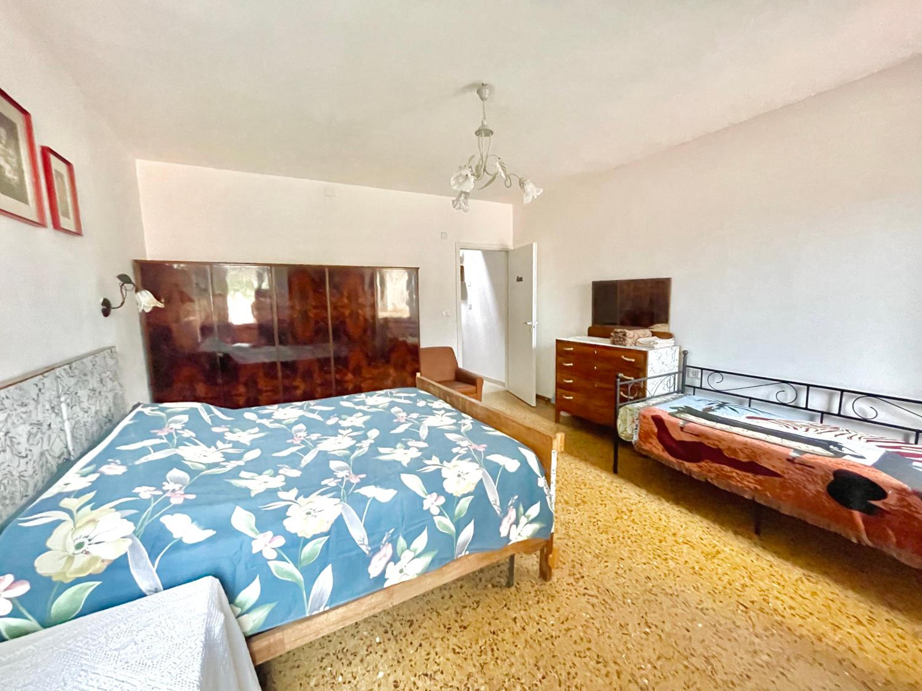 Basic Triple Room with Shared Bathroom