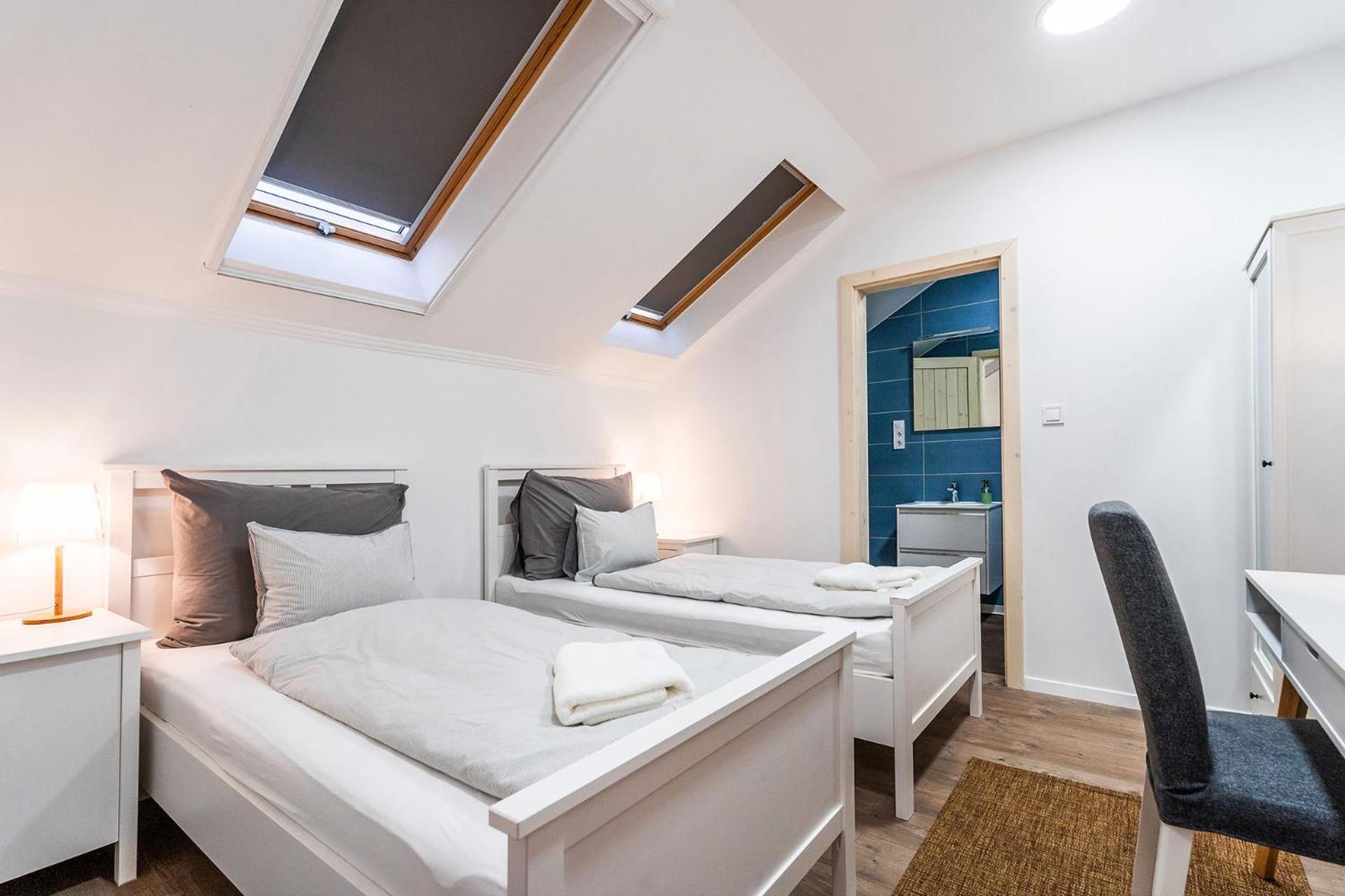 Twin Room with Private Bathroom photo 2