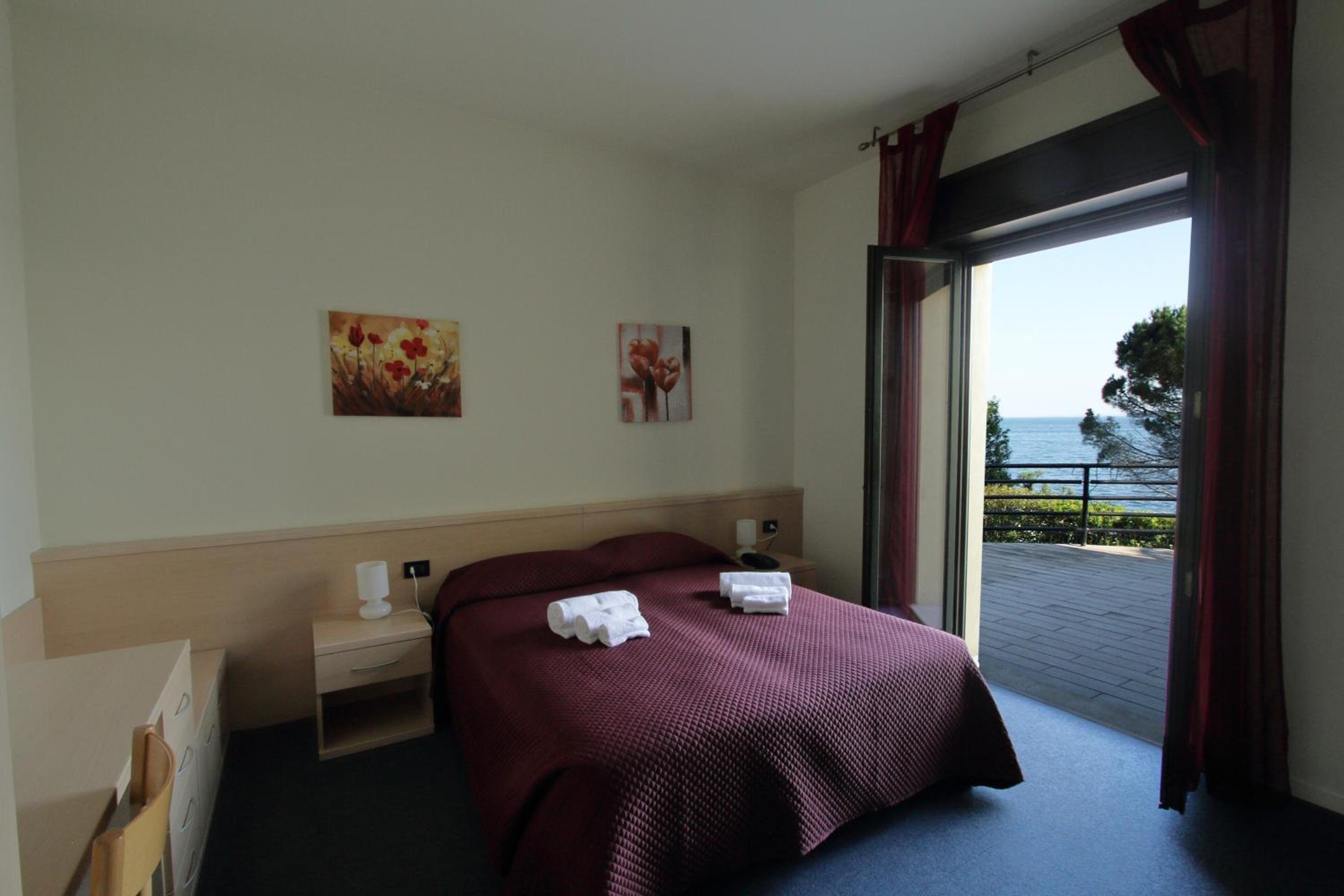 Double Room with Lake View - Photo 2