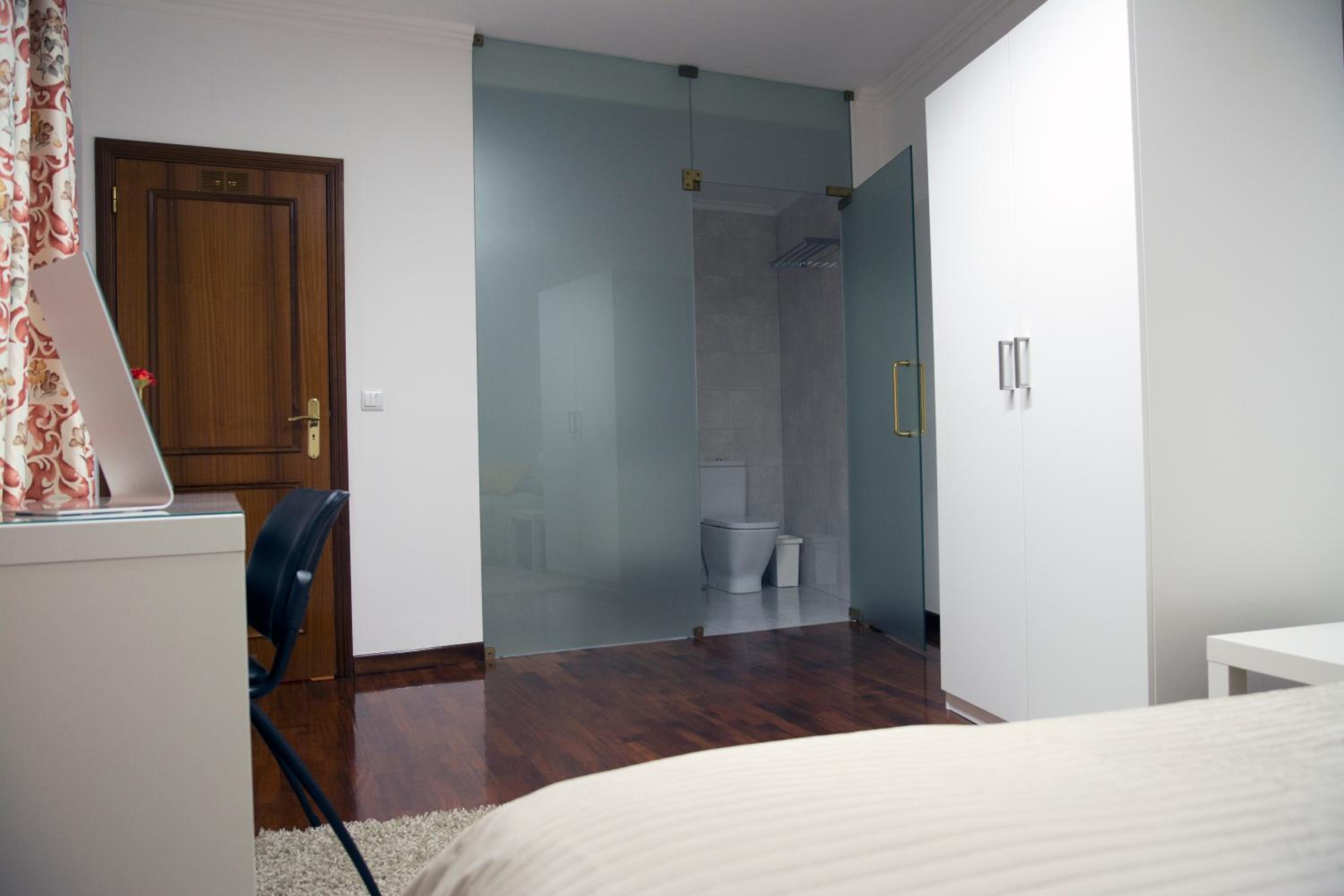 Double Room with Private Bathroom - Photo 3