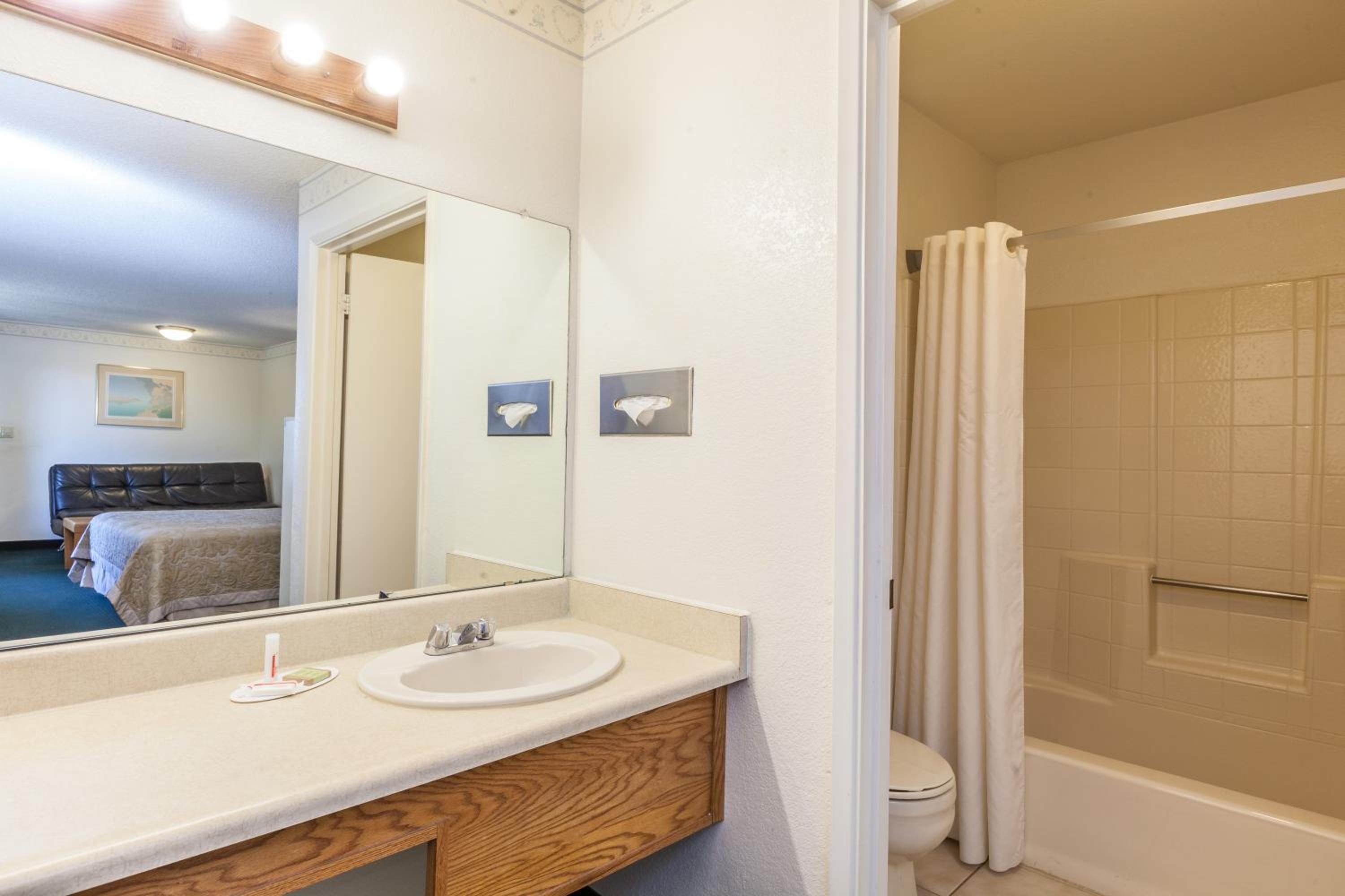 King Room - Non-Smoking - Photo 2