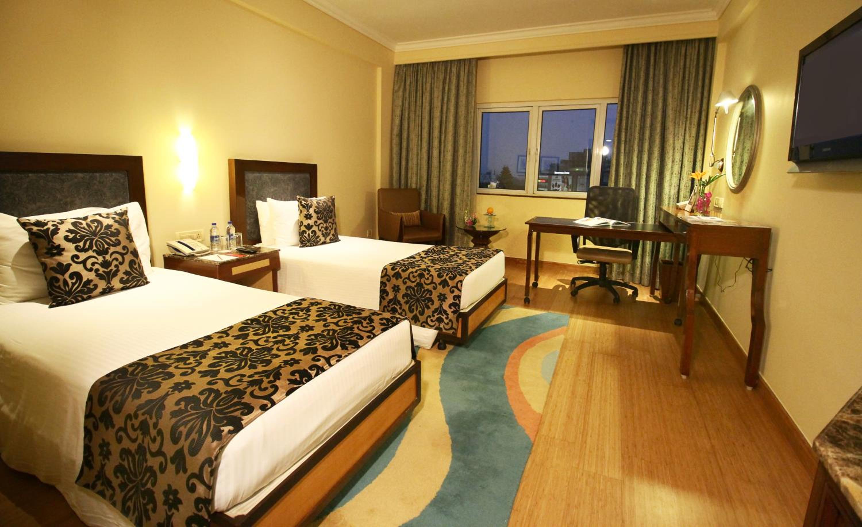 Deluxe Room City View Twin Bed - Photo 1