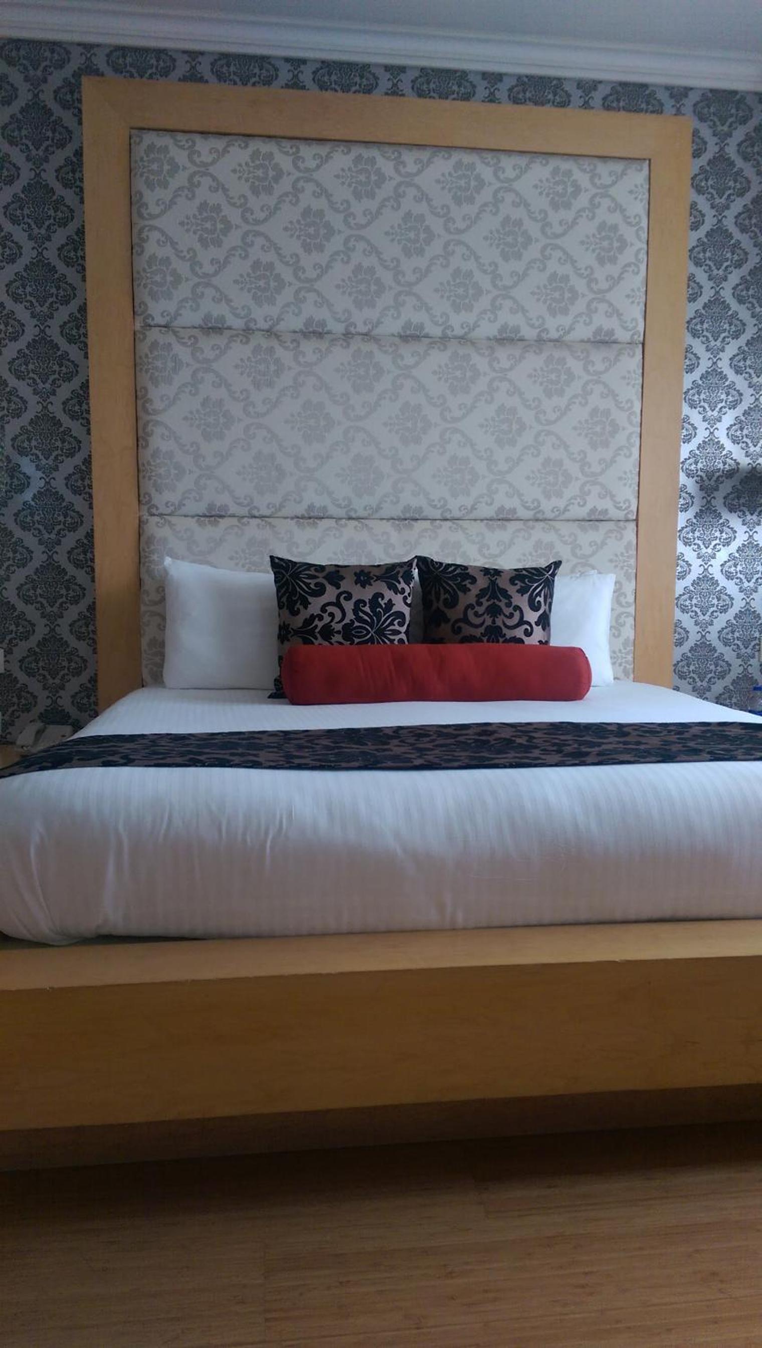 Executive Suite - Photo 1