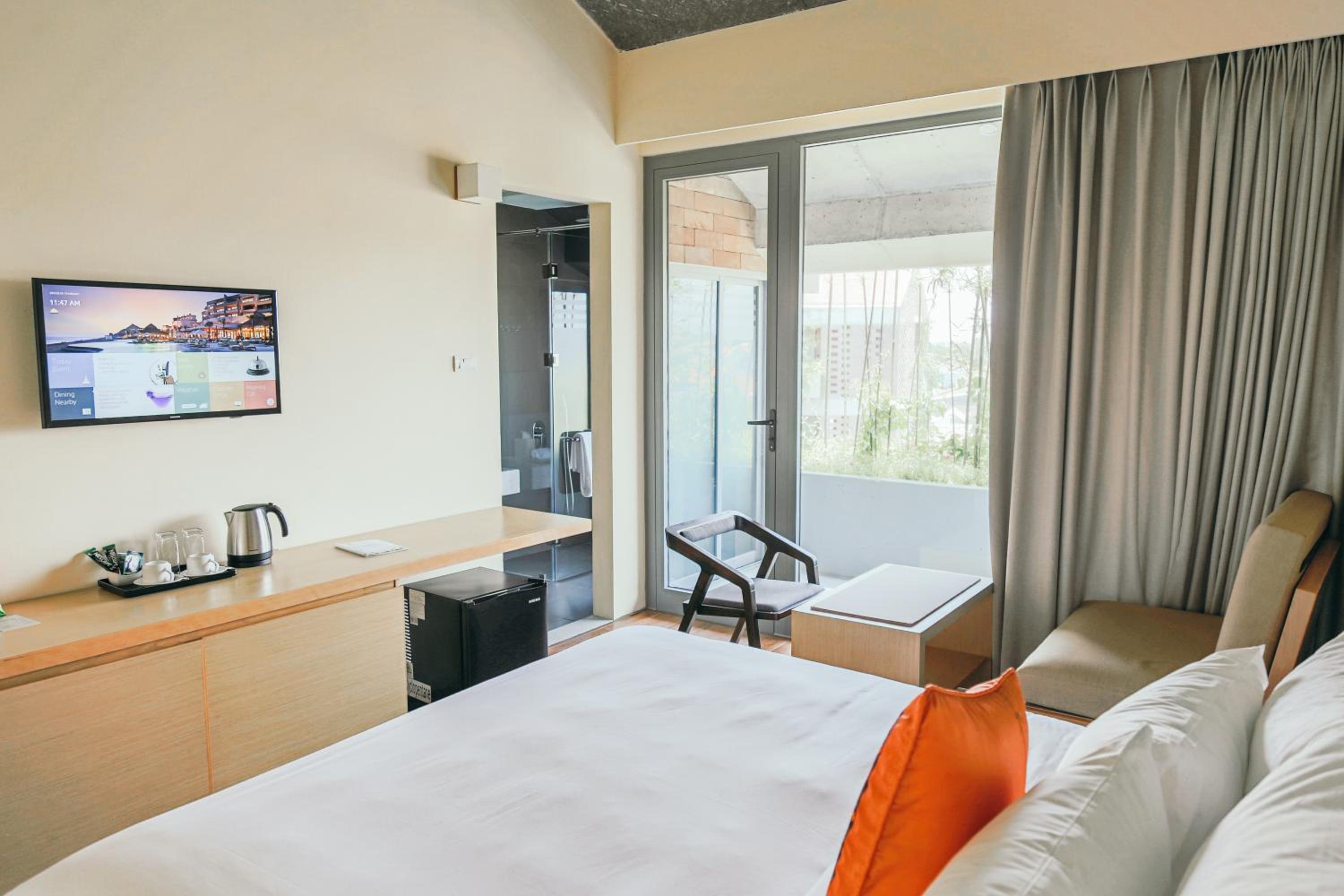 Deluxe Double Room with City View photo 3