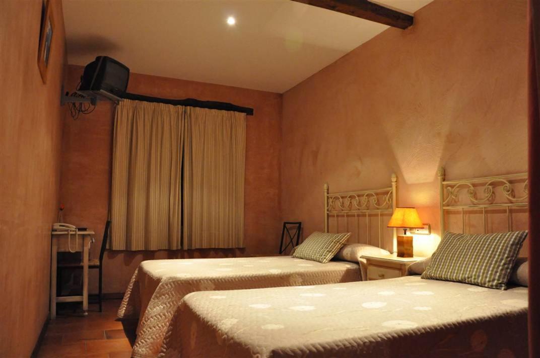 Twin Room - Photo 3