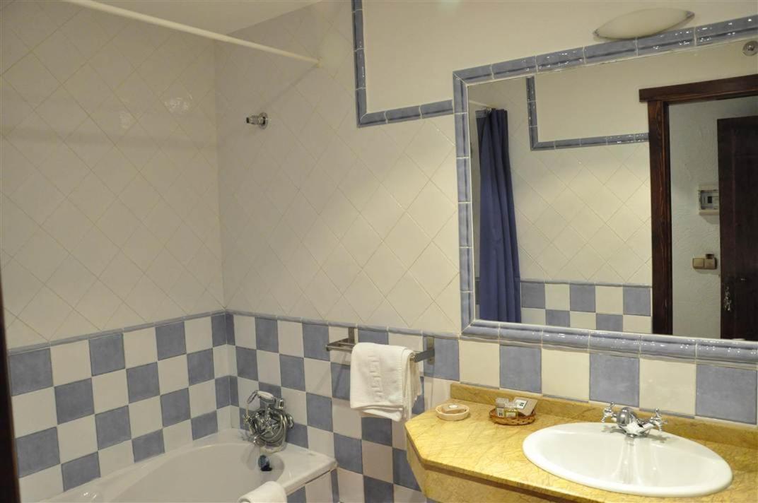Twin Room - Photo 10
