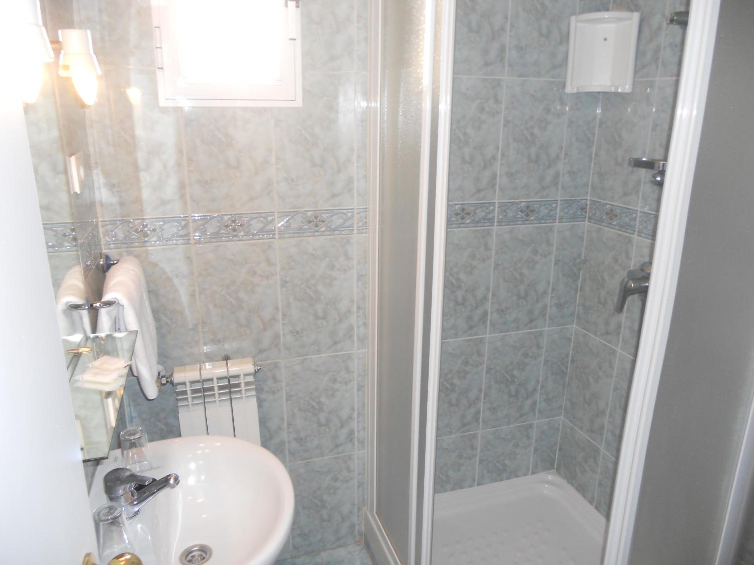 Standard Double Room - Photo 10