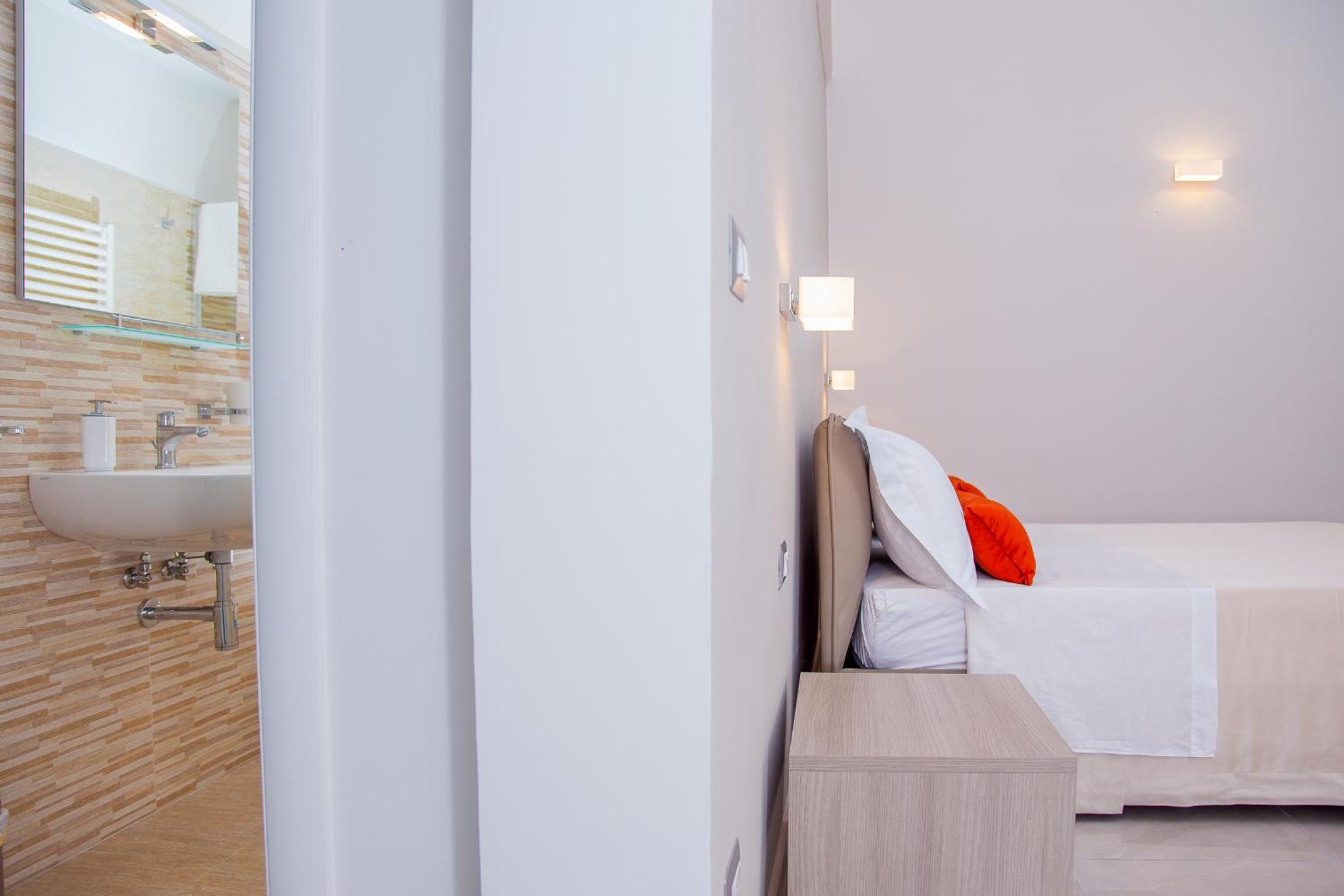 Double Room with Private Bathroom - Photo 25