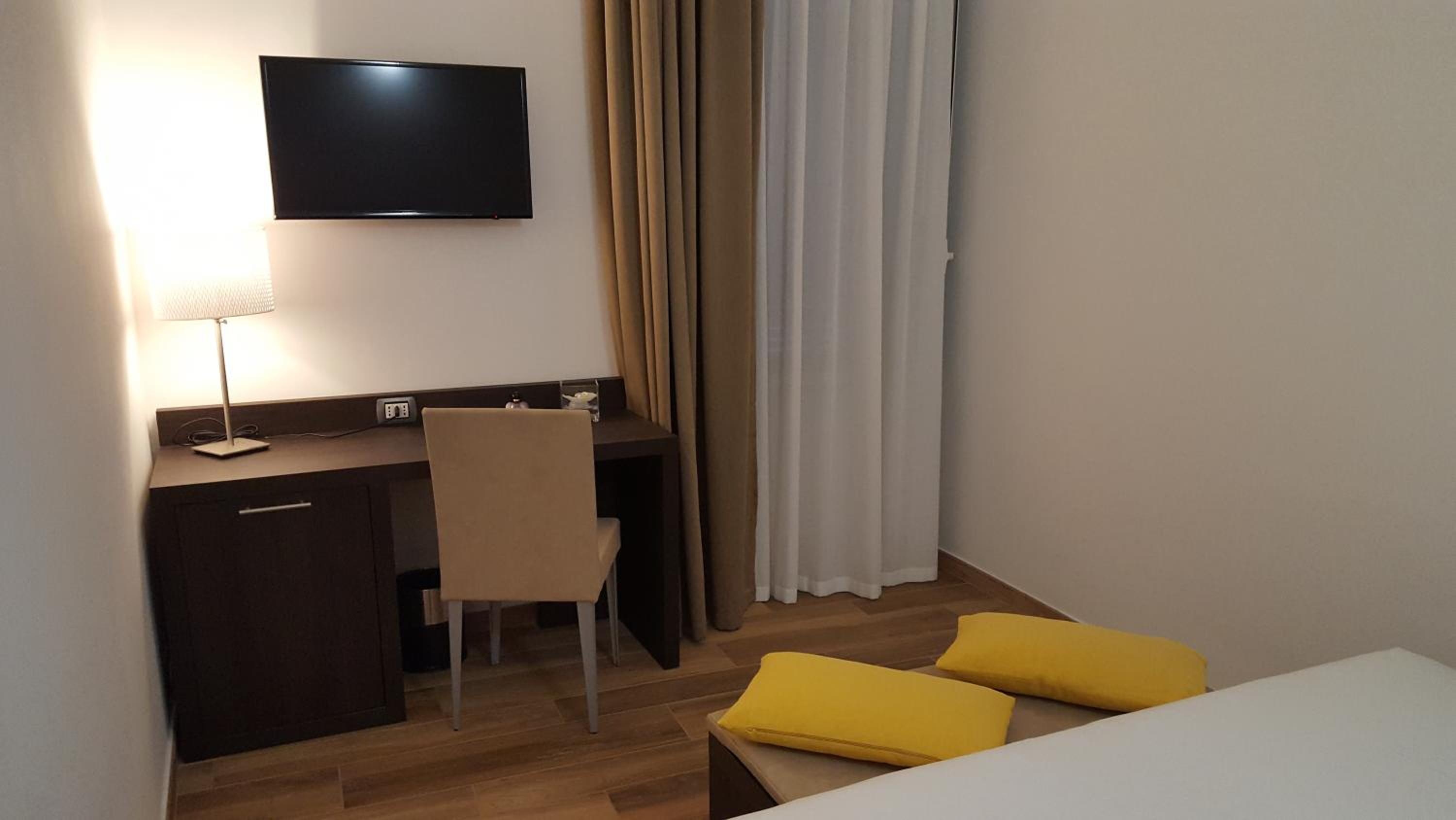 Double Room with Private External Bathroom photo 2