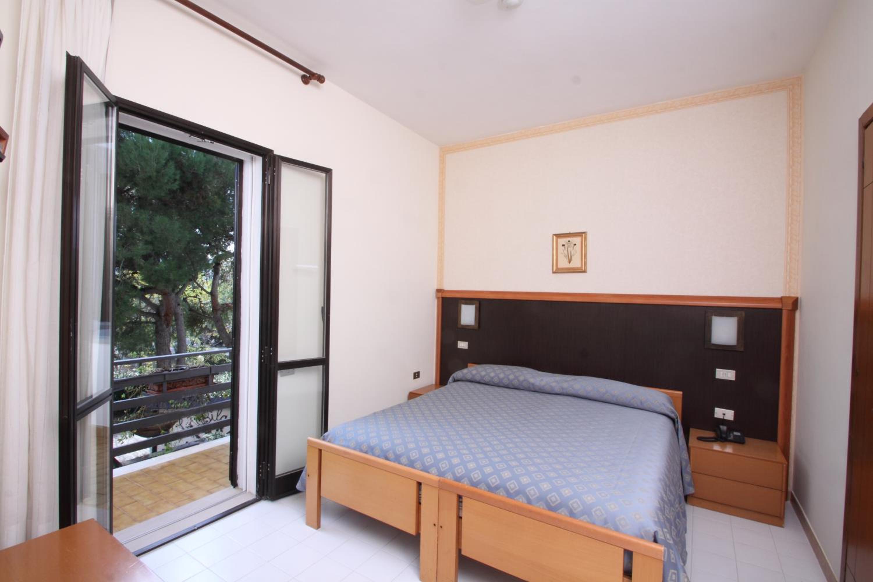 Double or Twin Room with Private Bathroom - Photo 2