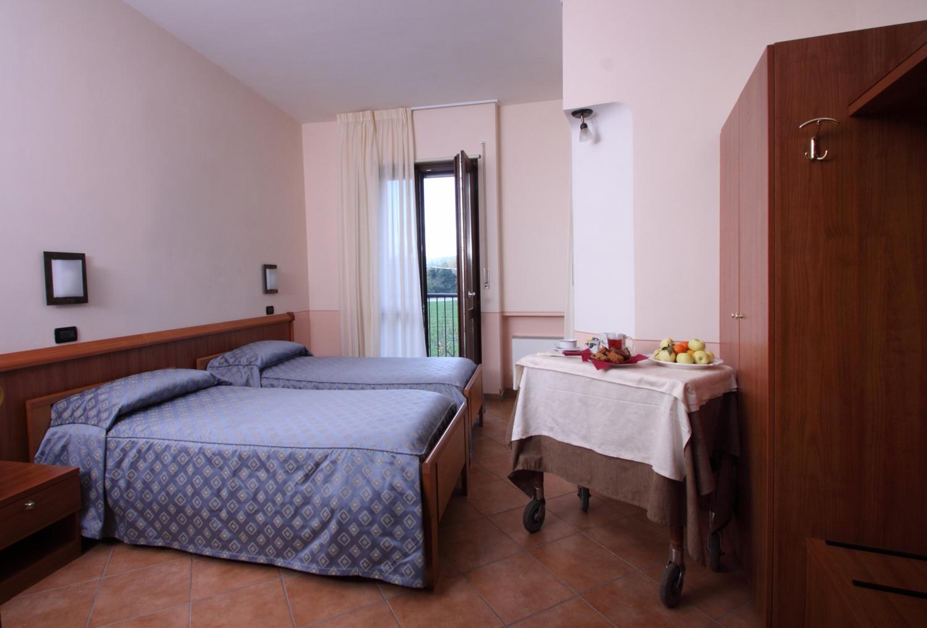 Double or Twin Room with Private Bathroom - Photo 3