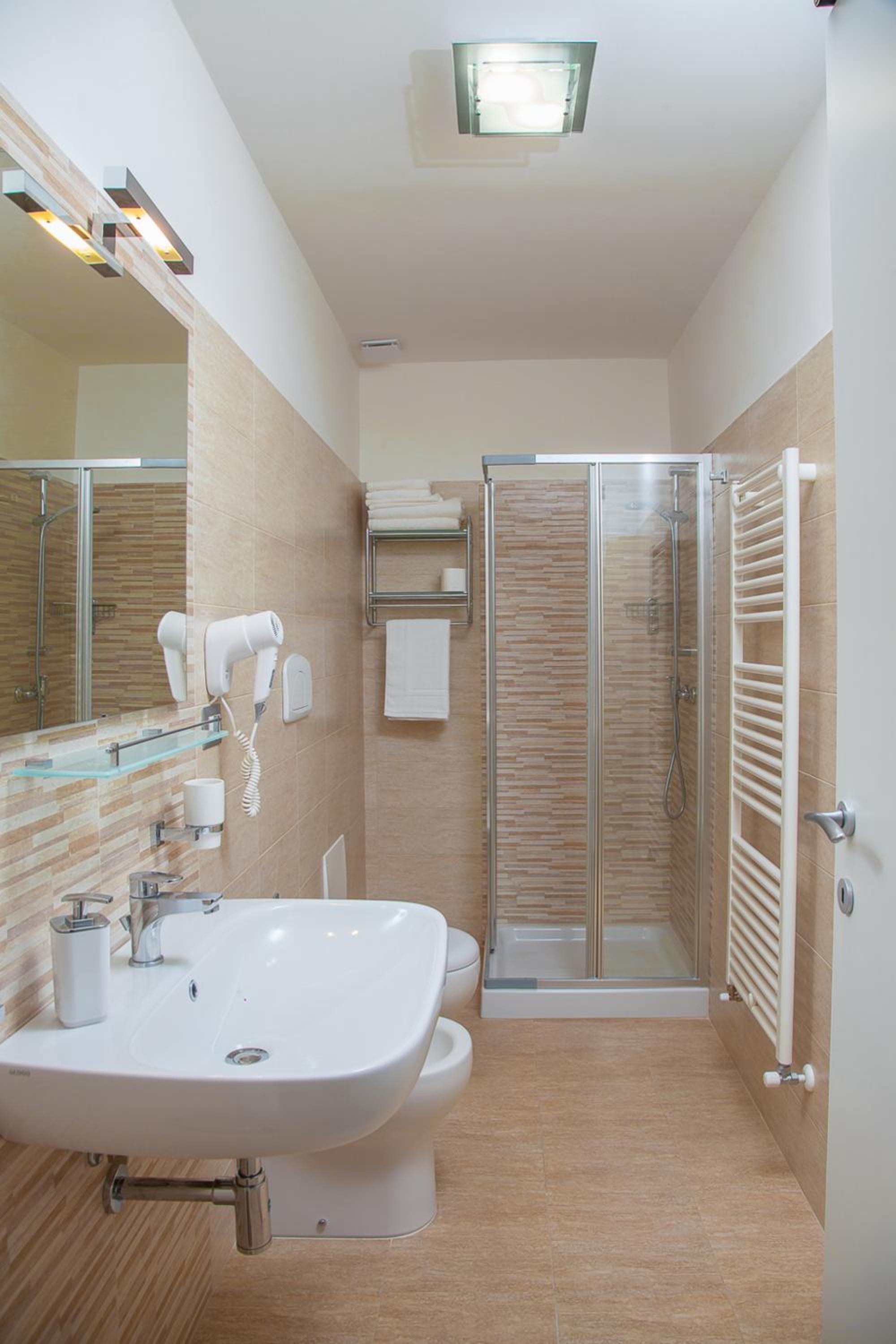 Double Room with Private Bathroom - Photo 26