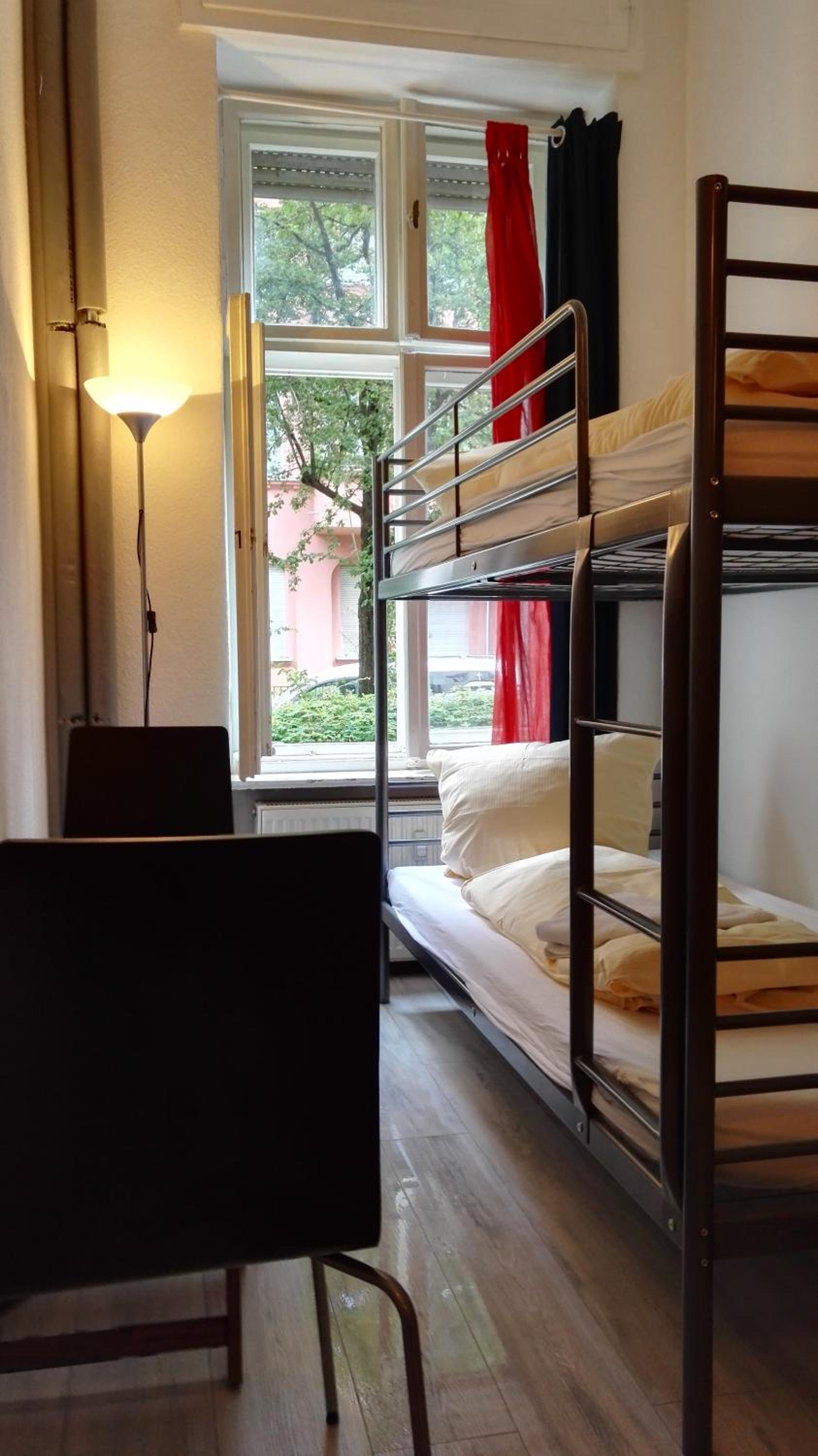 Budget Twin Room with Shared Bathroom photo 2