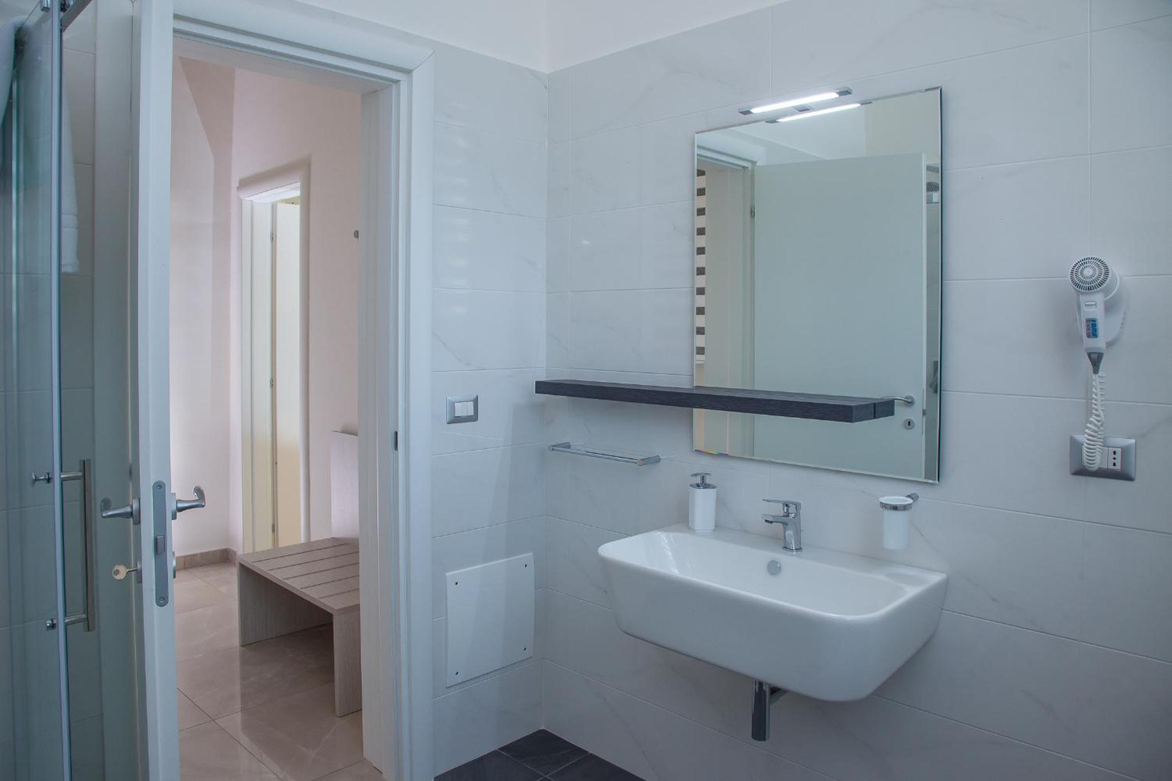 Double Room with Private Bathroom - Photo 21