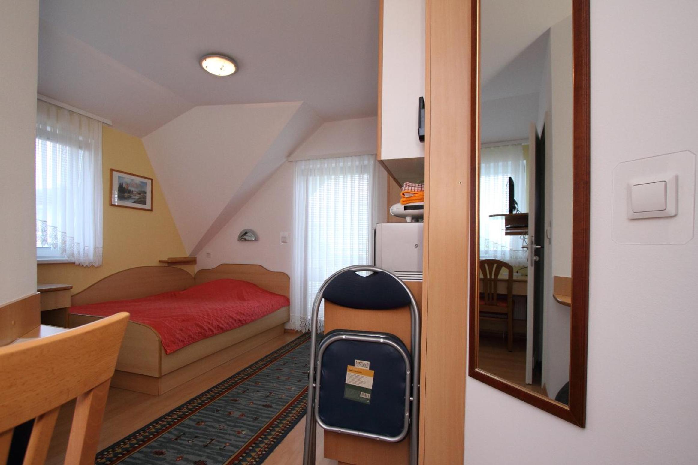 Studio with Balcony - Photo 16
