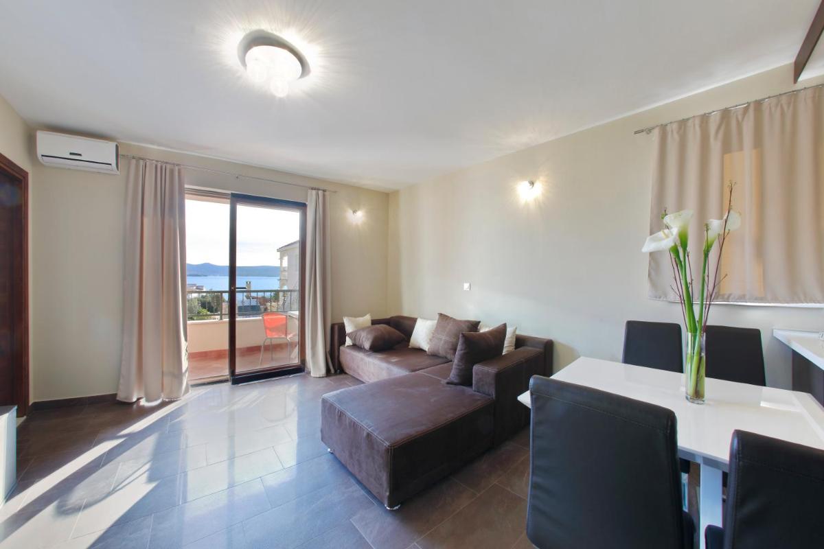 One-Bedroom Apartment with Terrace photo 3