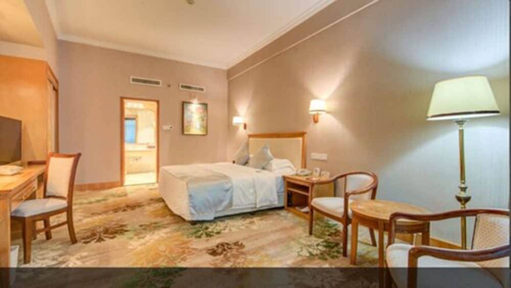 Deluxe Suite photo 2