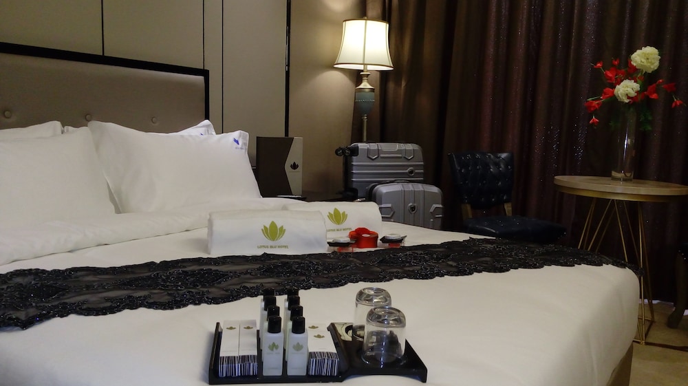 Deluxe Queen Room - Photo 11