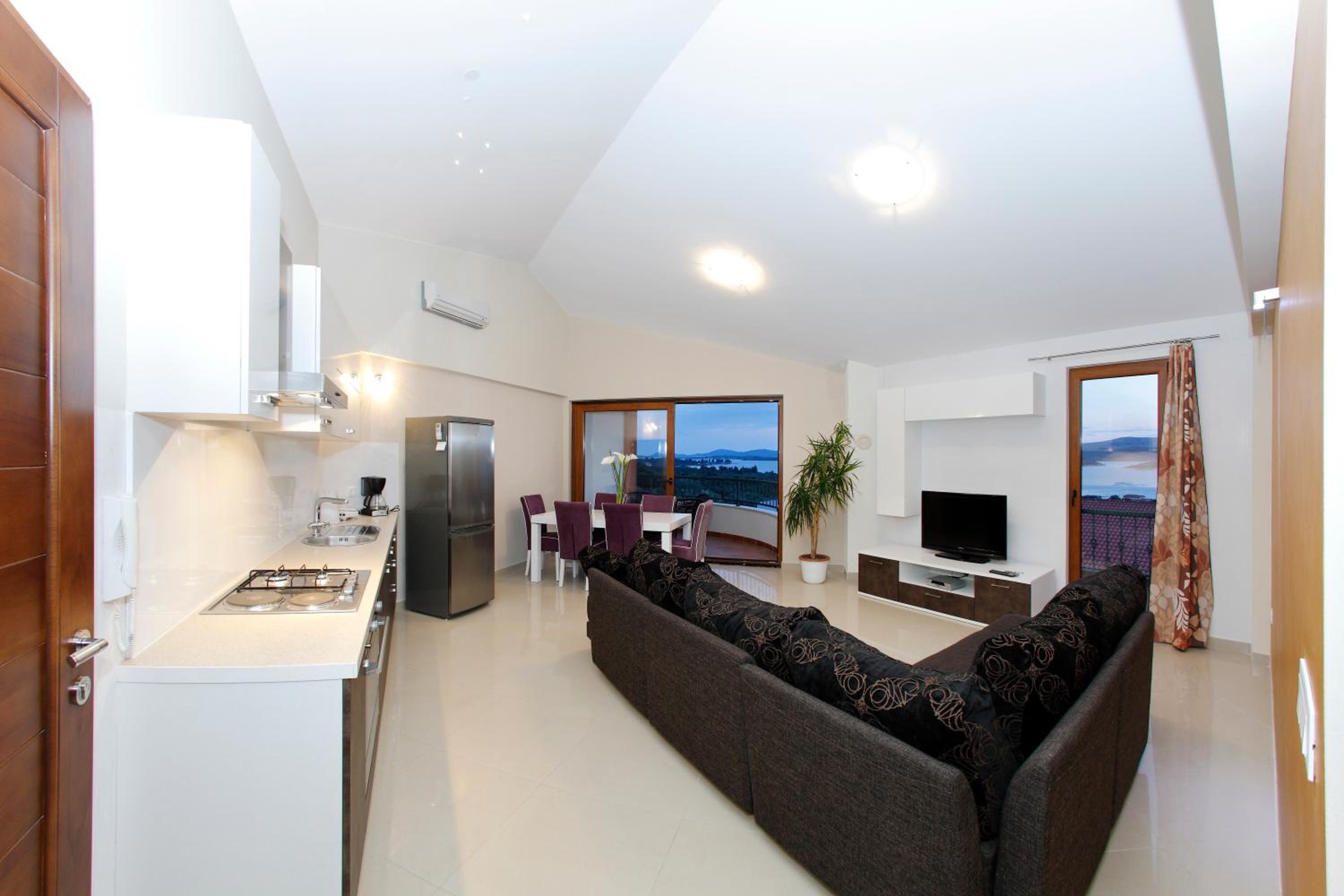 Two-Bedroom Apartment with Balcony and Sea View photo 3