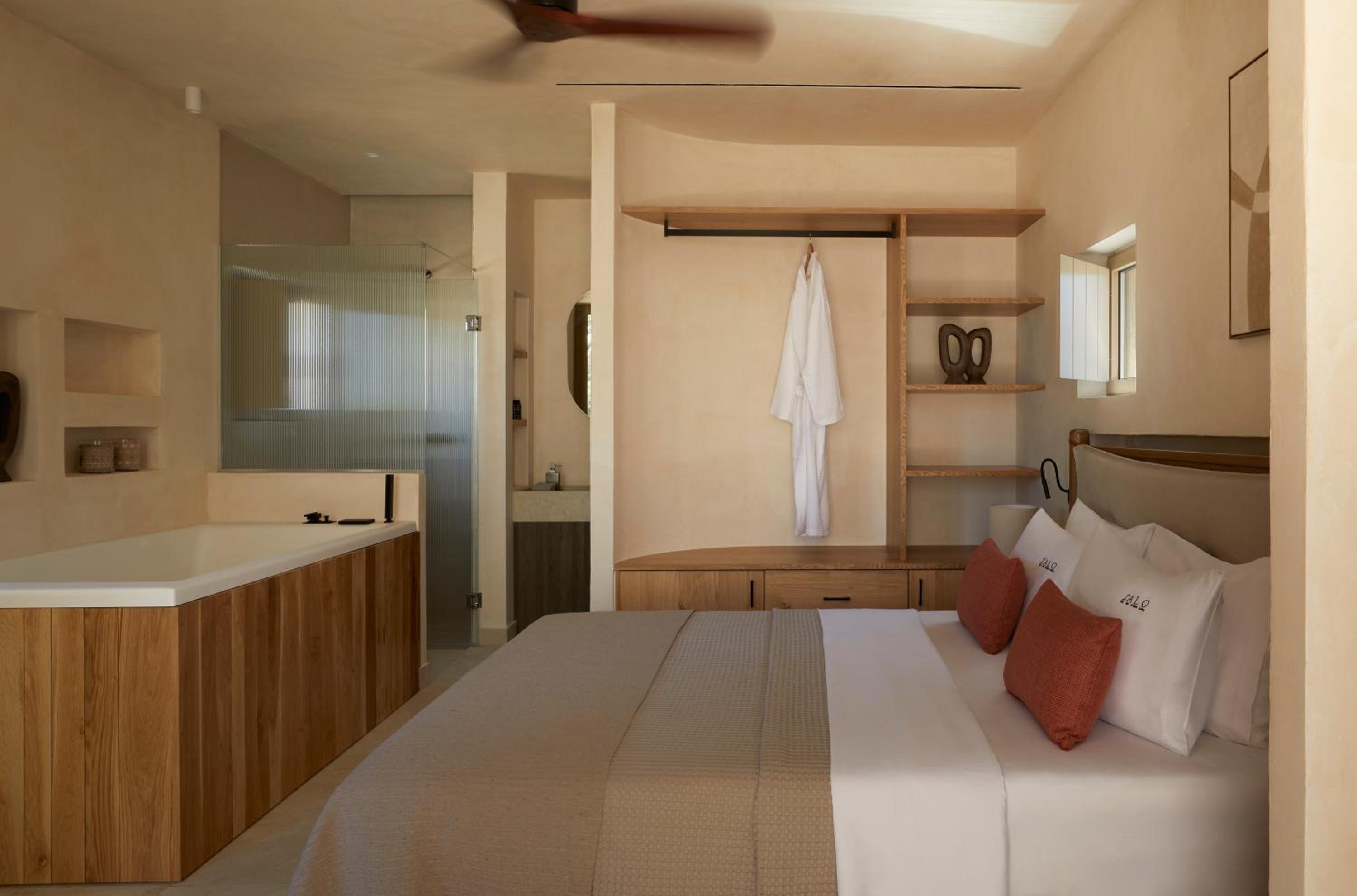 Stylish Suite with Jacuzzi & Access to Shared Heated Pool (Upper Floor) photo 3