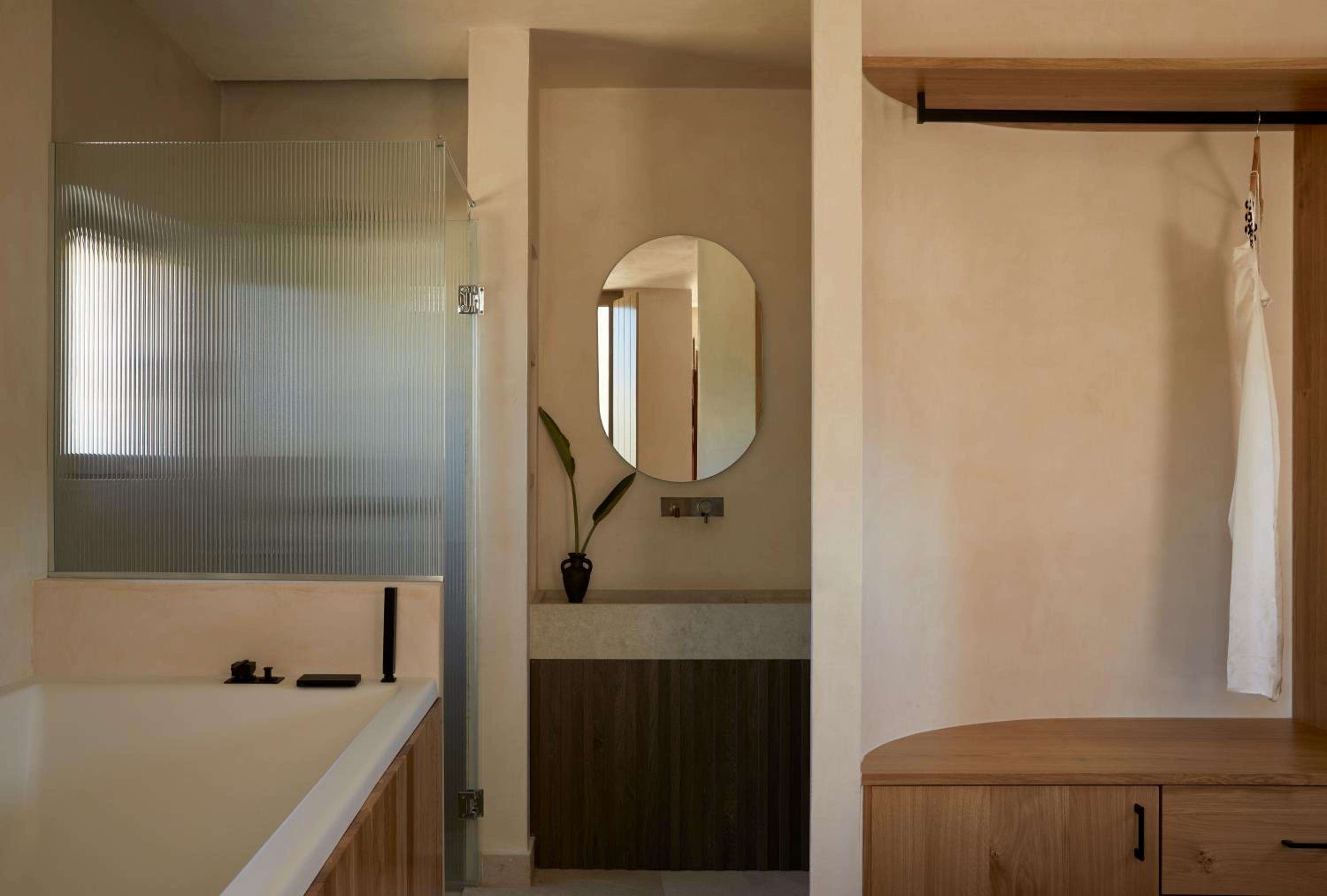 Stylish Suite with Jacuzzi & Access to Shared Heated Pool (Upper Floor) photo 1