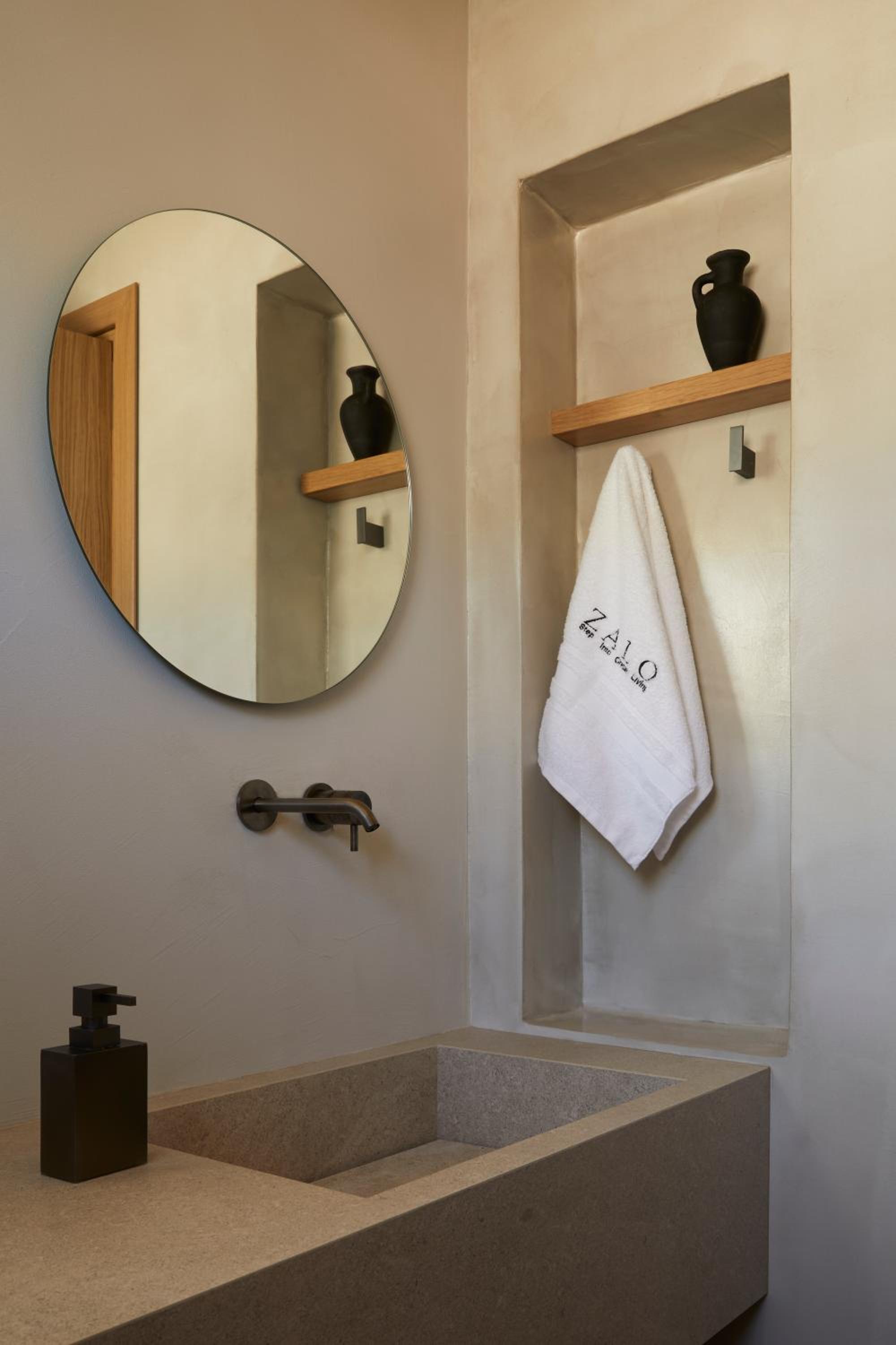 Stylish Suite with Jacuzzi & Access to Shared Heated Pool (Upper Floor) photo 3