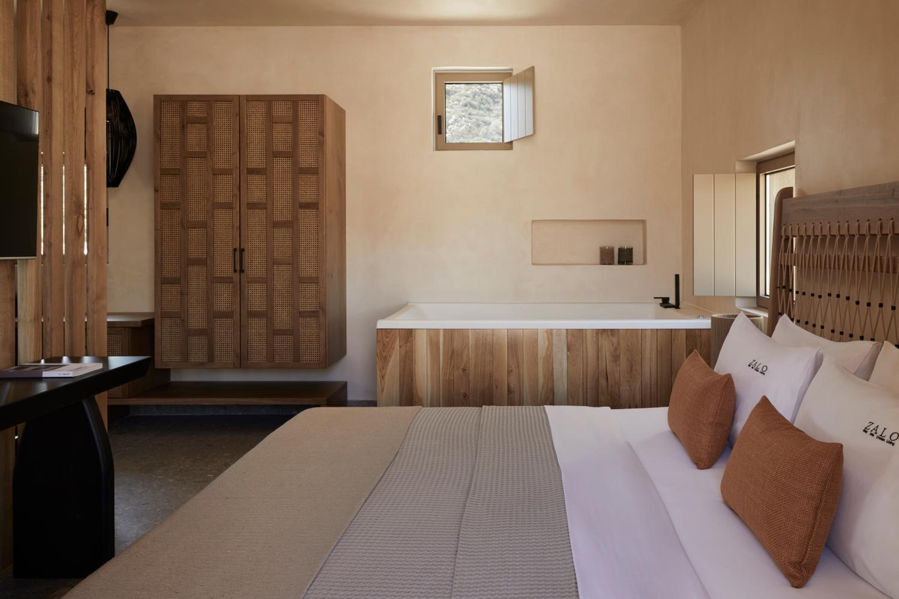 Stylish Suite with Jacuzzi & Access to Shared Heated Pool (Upper Floor)