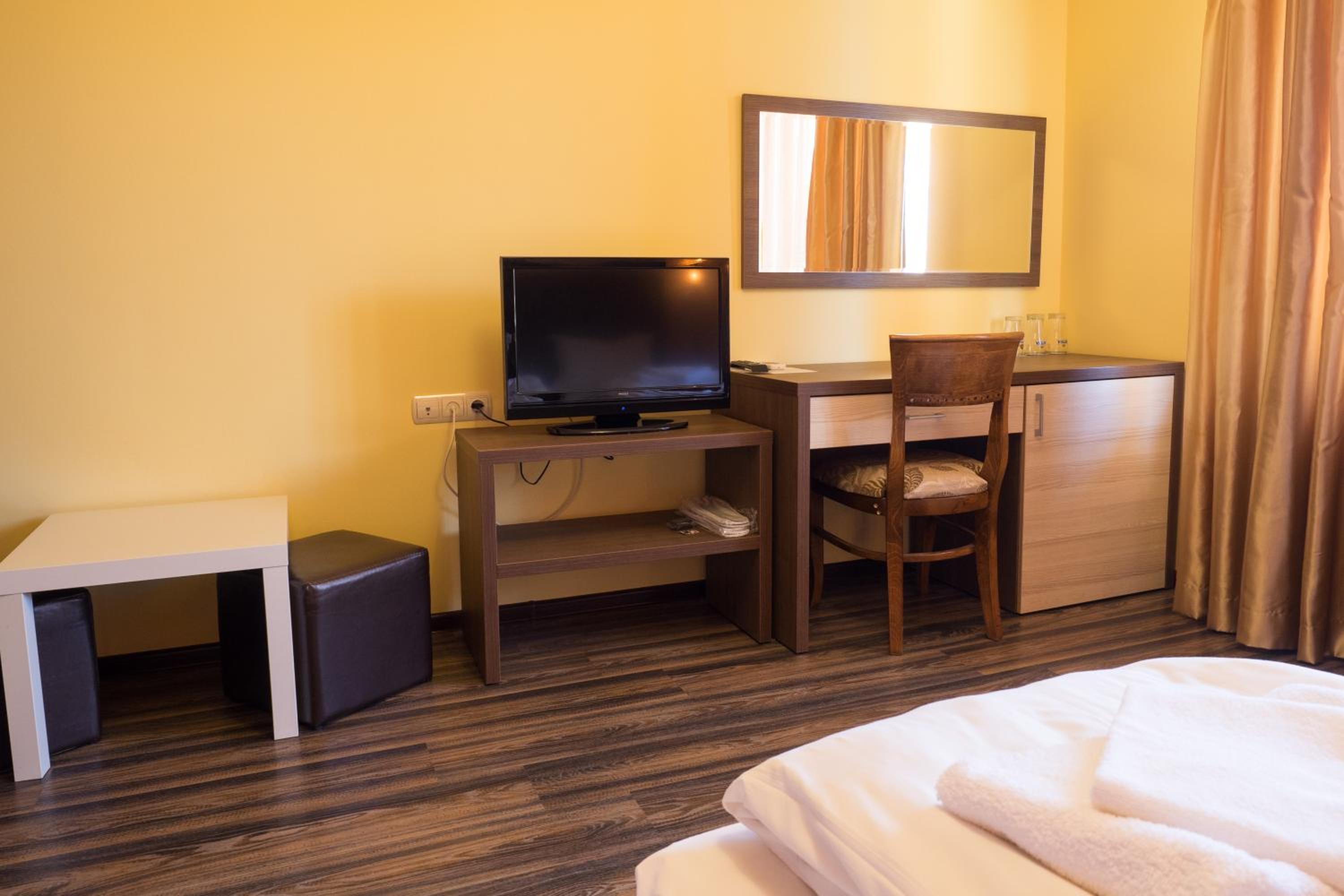 Junior Suite (3 Adults) with Free Parking photo 2
