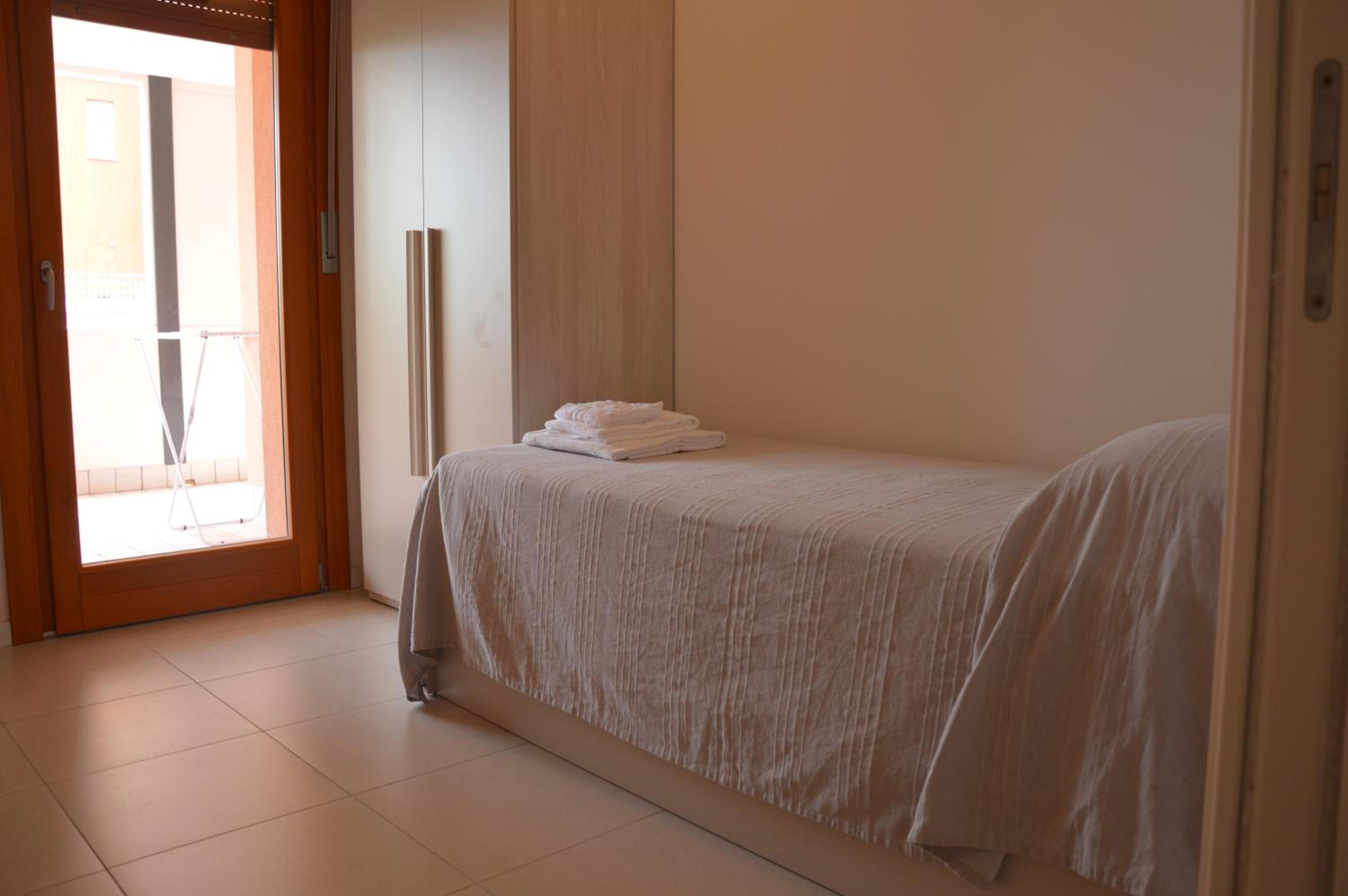 Two-Bedroom Apartment with Lagoon Front View photo 3