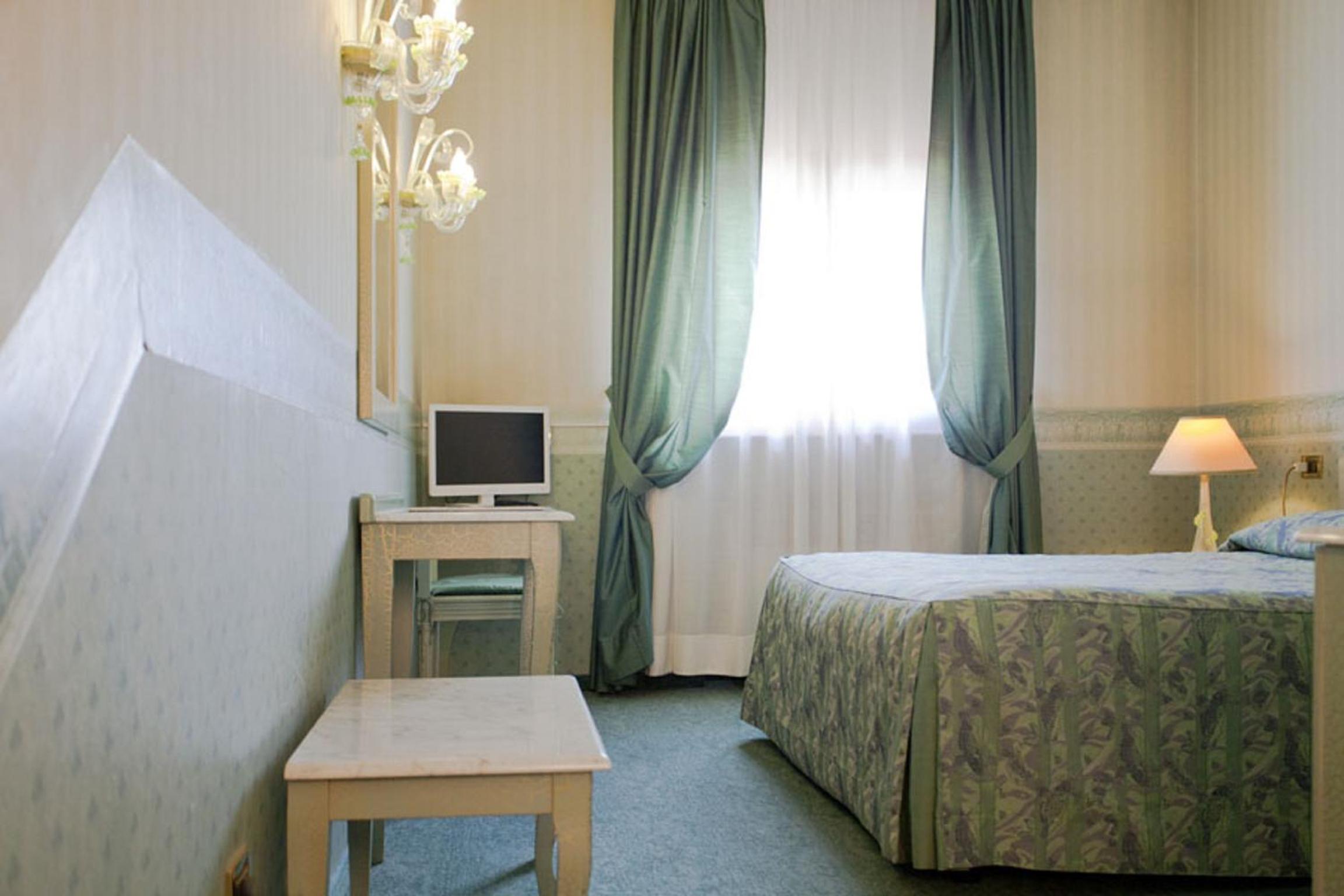 Double or Twin Room - Photo 4