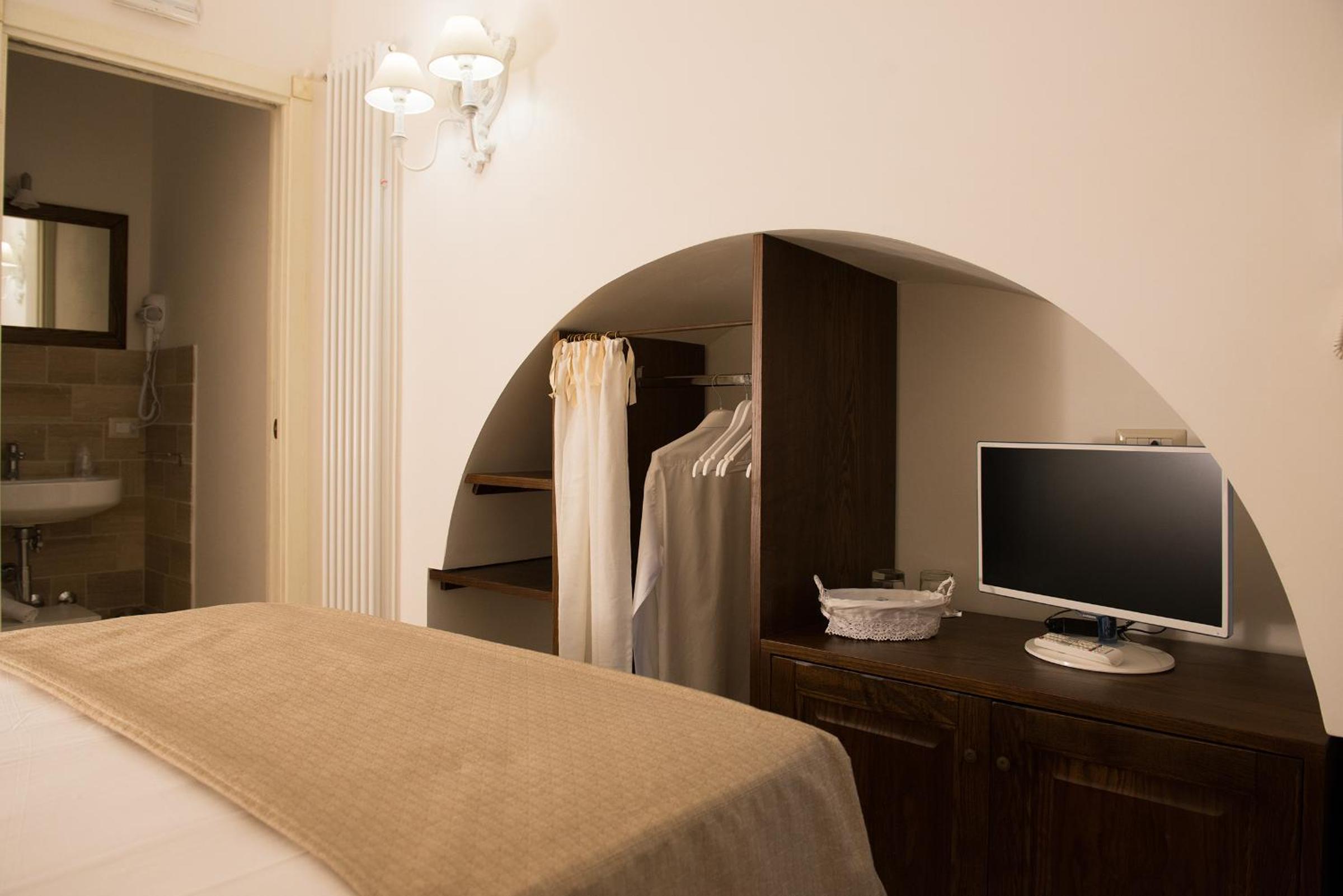 Double Room with Private Bathroom photo 1