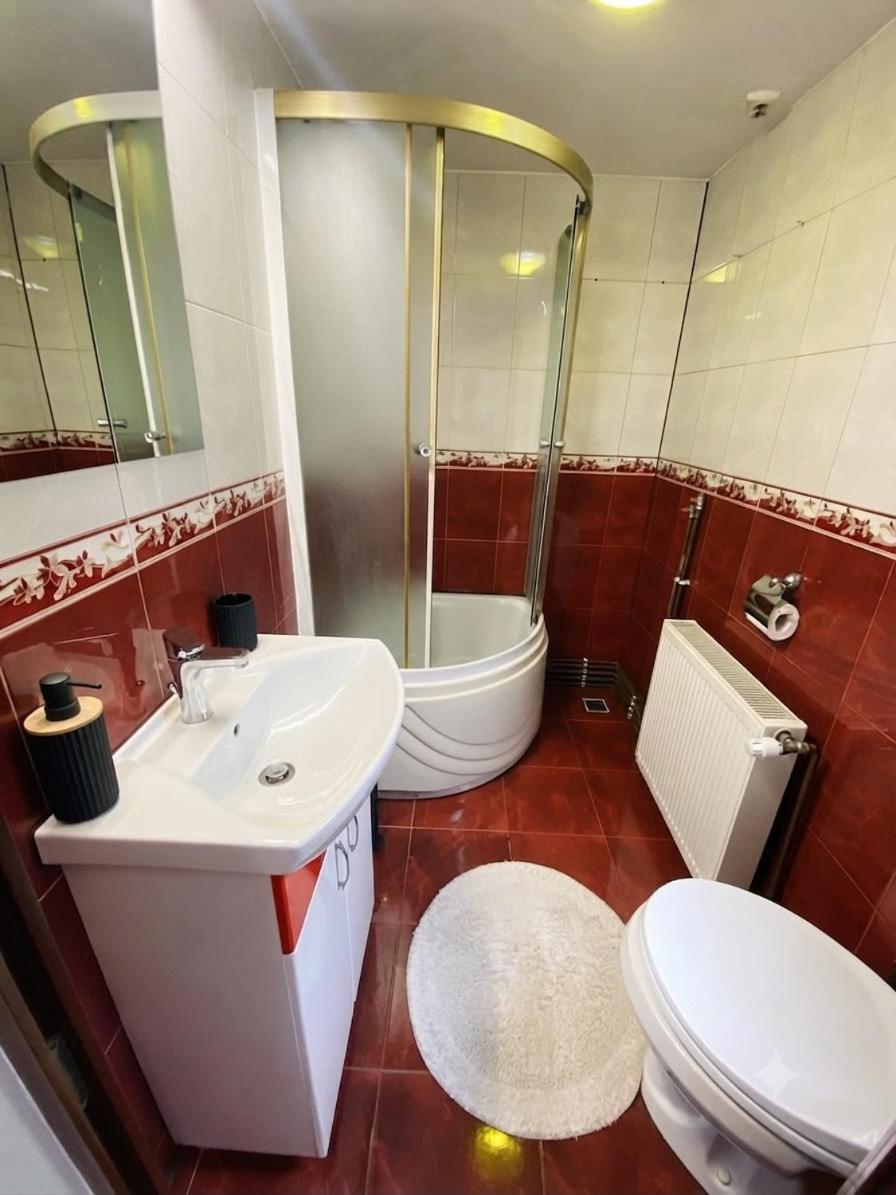 Family Room with Bathroom photo 2